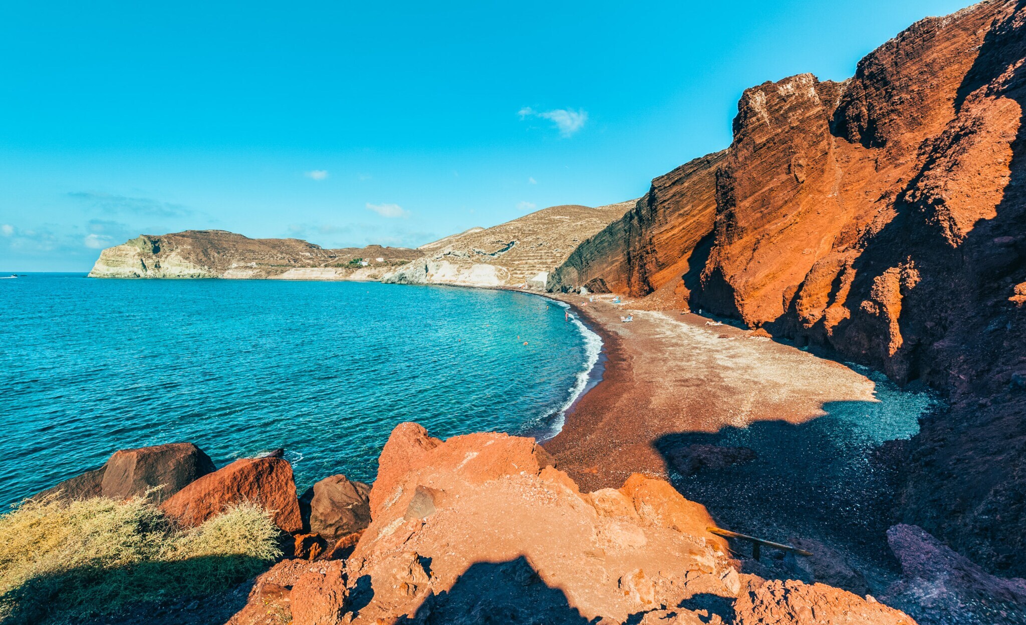 Bucht mit rotem Strand, roten Felsen und blauem Meer. Bucht mit rotem Strand, roten Felsen und blauem Meer.
