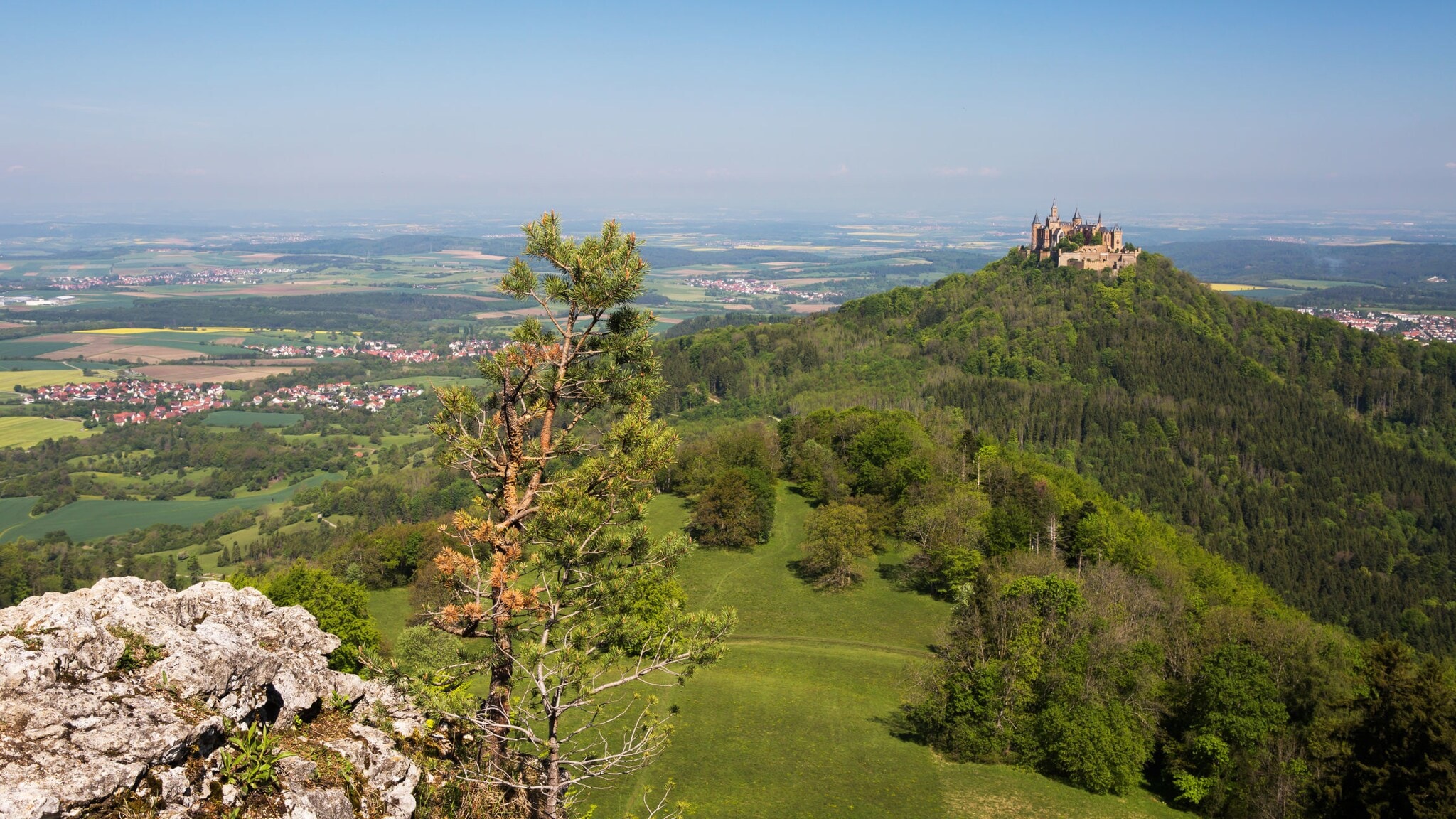 Panorama in der Schwäbischen Alb mit Burg Hohenzollern. Panorama in der Schwäbischen Alb mit Burg Hohenzollern.