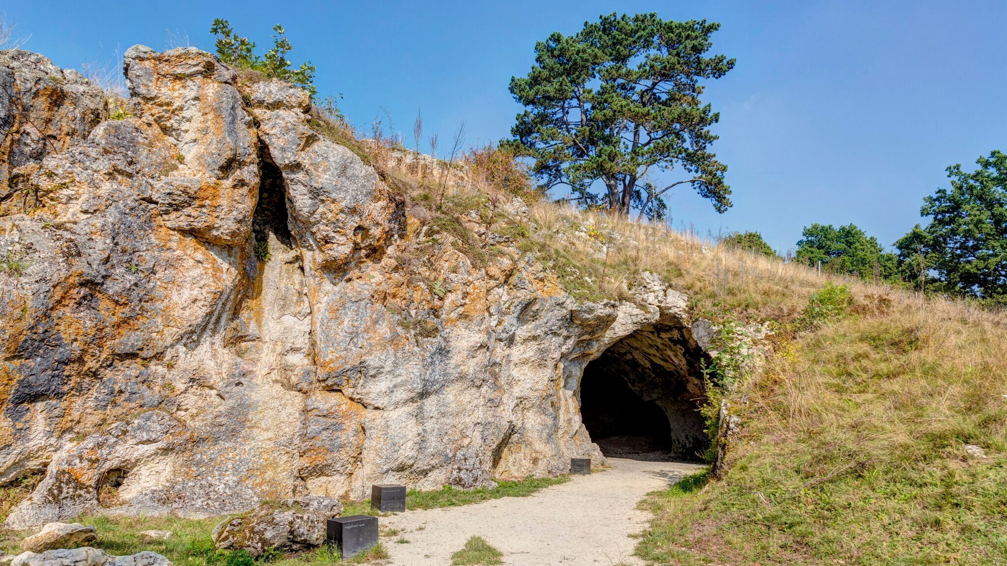 Eingang der Vogelherdhöhle in der Schwäbischen Alb.