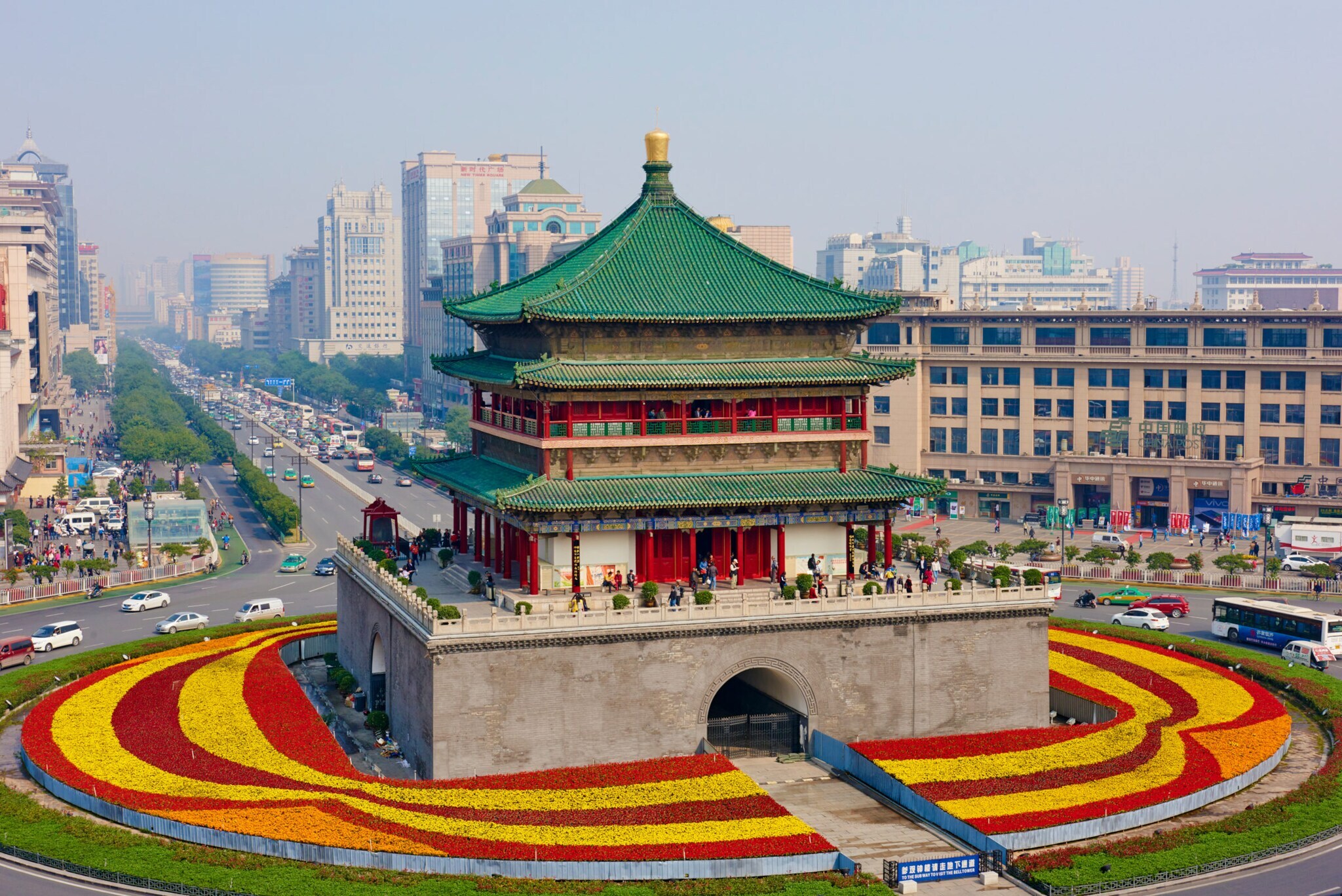 Glockenturm im chinesischen Pagodenstil im Stadtzentrum. Glockenturm im chinesischen Pagodenstil im Stadtzentrum.