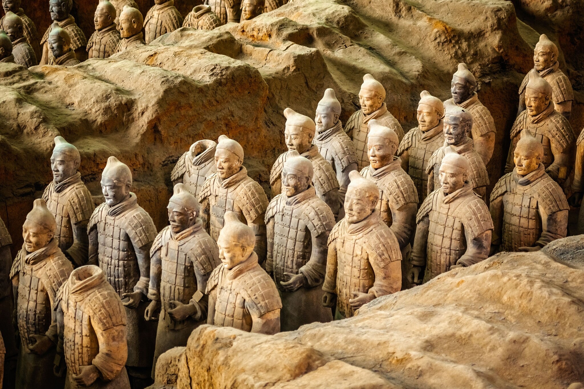 Lebensgroße Terrakotta-Figuren in Reihe in einer Ausgrabungsstätte. Lebensgroße Terrakotta-Figuren in Reihe in einer Ausgrabungsstätte.