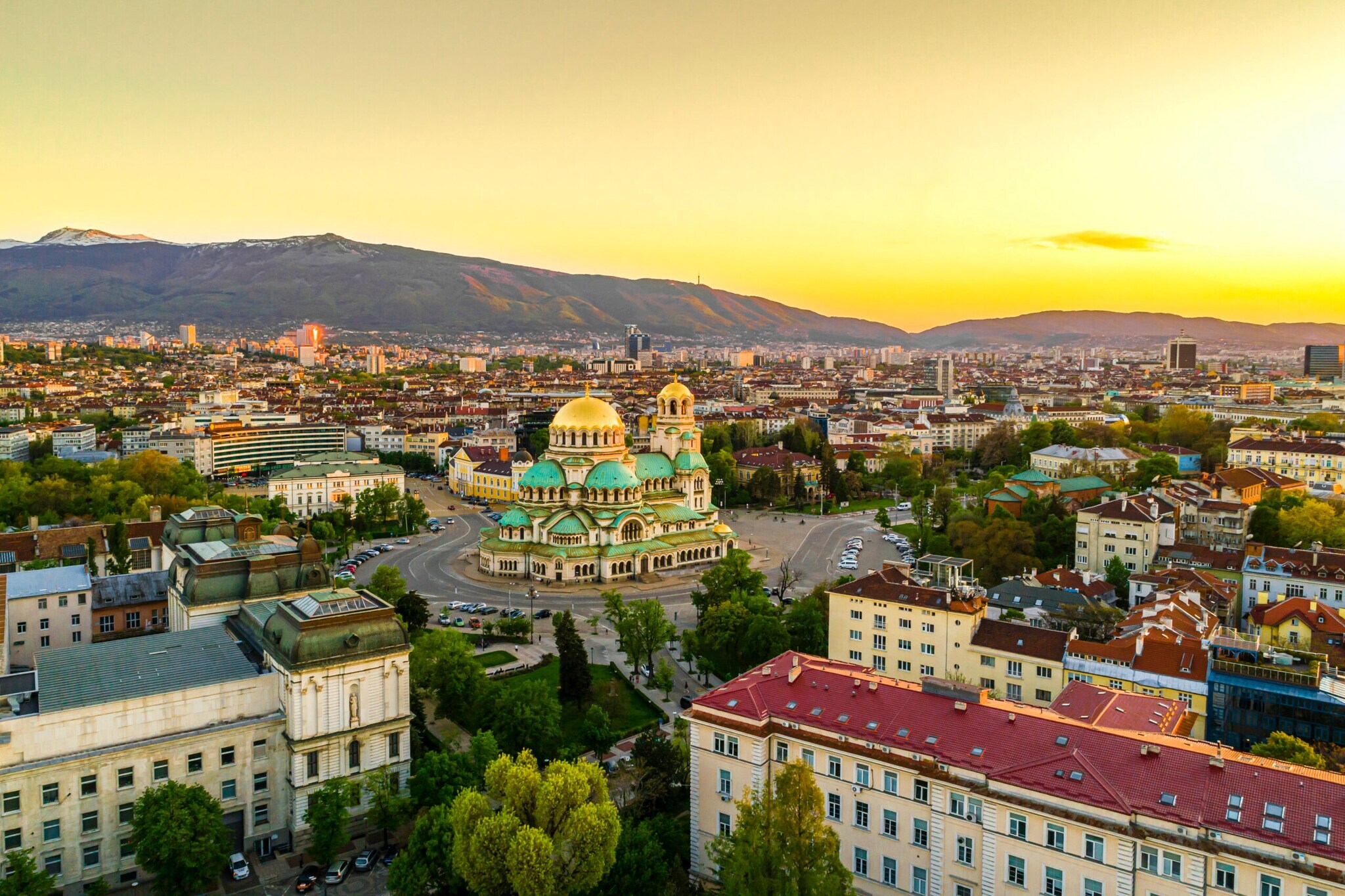Stadtpanorama von Sofia mit orthodoxer Kathedrale im goldenen Licht bei Sonnenuntergang. Stadtpanorama von Sofia mit orthodoxer Kathedrale im goldenen Licht bei Sonnenuntergang.