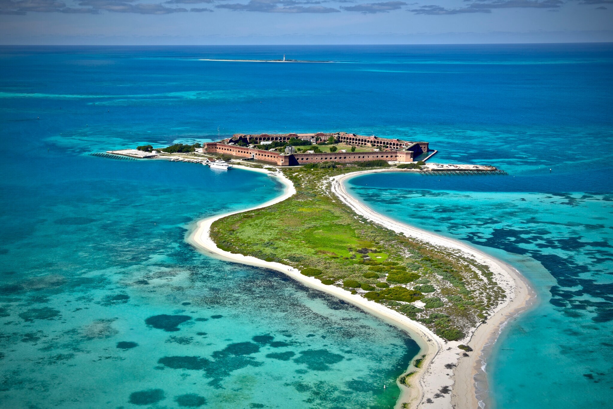 Eine Festung am Ende einer kleinen Insel mit Sandstrand im flachen, türkisblauen Meer. Eine Festung am Ende einer kleinen Insel mit Sandstrand im flachen, türkisblauen Meer.