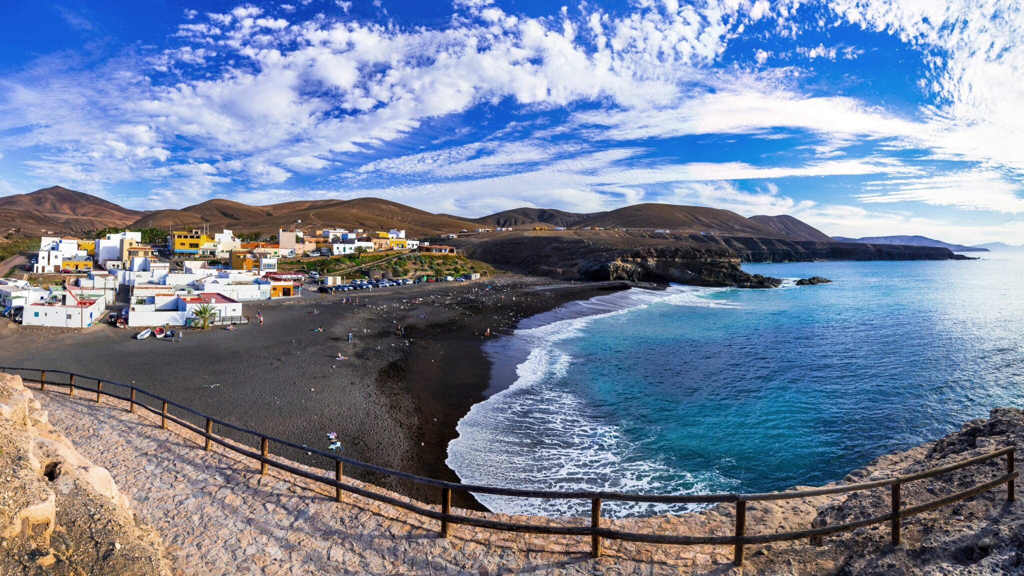 Kleine Bucht mit Ortschaft aus weißen Häusern an einem schwarzen Sandstrand am Meer. Kleine Bucht mit Ortschaft aus weißen Häusern an einem schwarzen Sandstrand am Meer.
