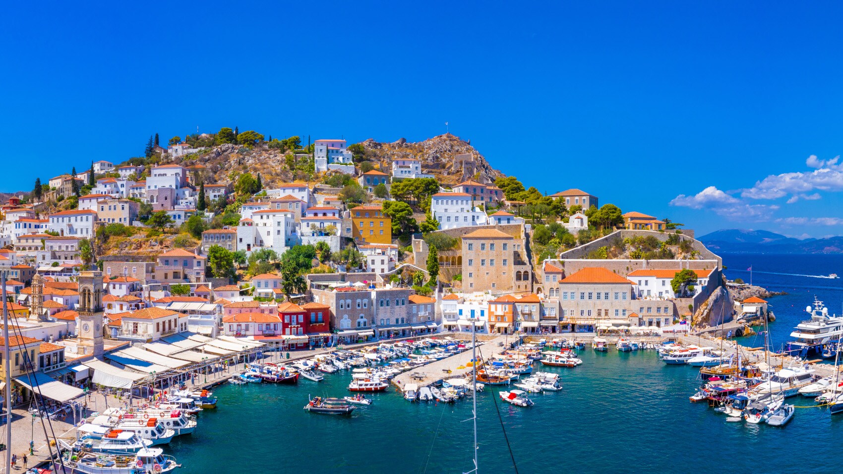 Mediterrane Ortschaft in Hanglage am Meer mit Hafenpromenade und Fischerbooten. Mediterrane Ortschaft in Hanglage am Meer mit Hafenpromenade und Fischerbooten.
