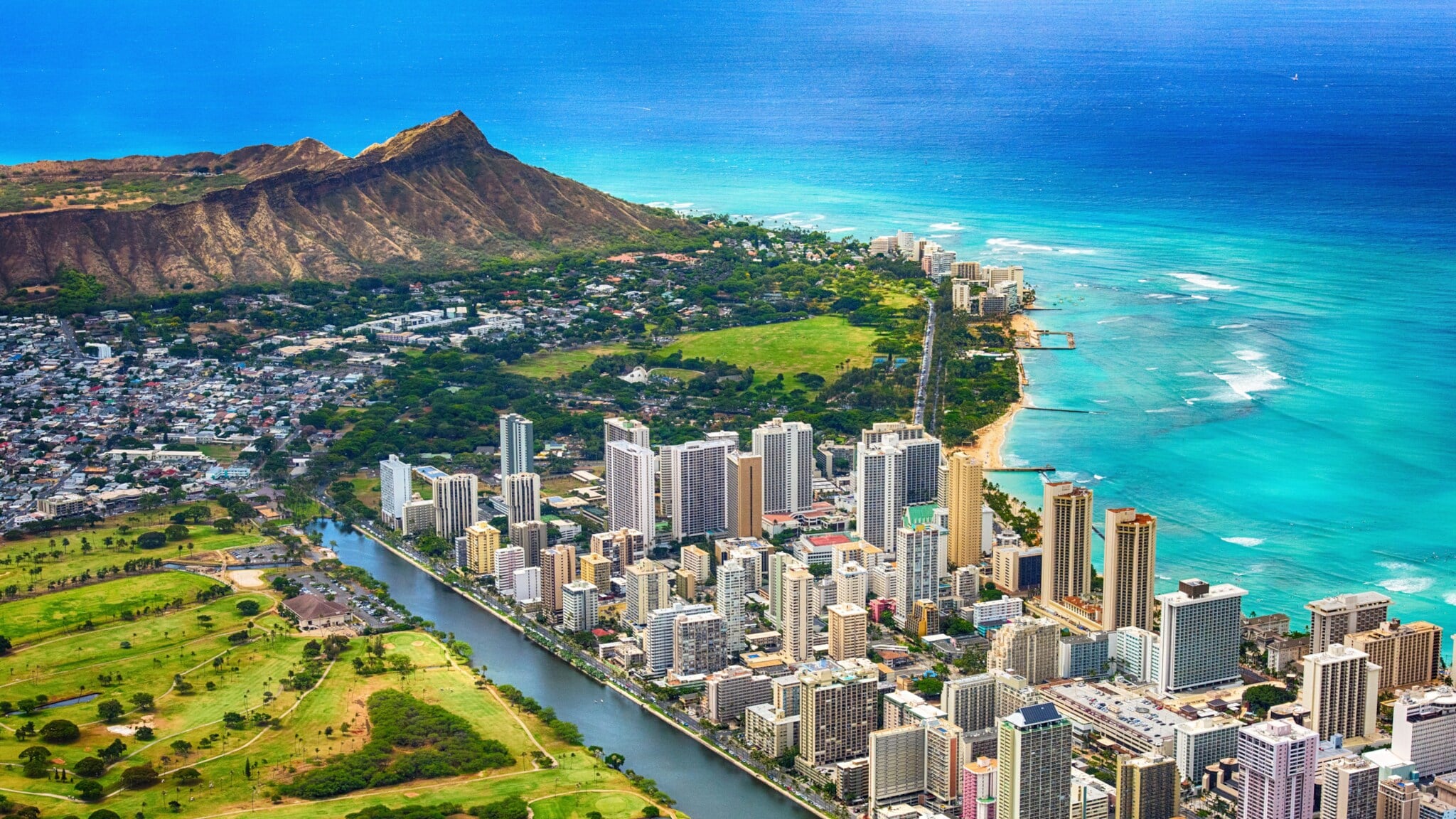 Luftaufnahme von Stadtpanorama von Honolulu mit Hochhäusern am Meer. Luftaufnahme von Stadtpanorama von Honolulu mit Hochhäusern am Meer.