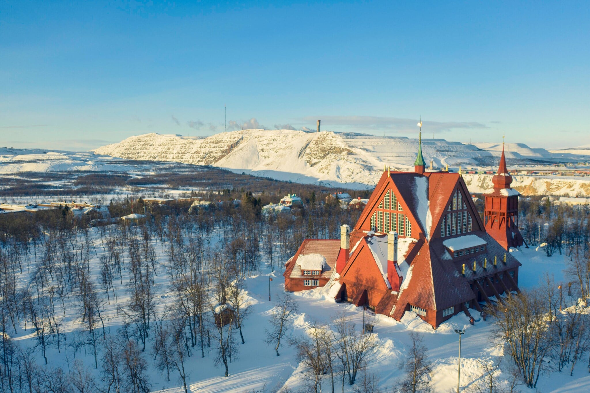 Rote Holzkirche im skandinavischen Stil in Schneelandschaft. Rote Holzkirche im skandinavischen Stil in Schneelandschaft.
