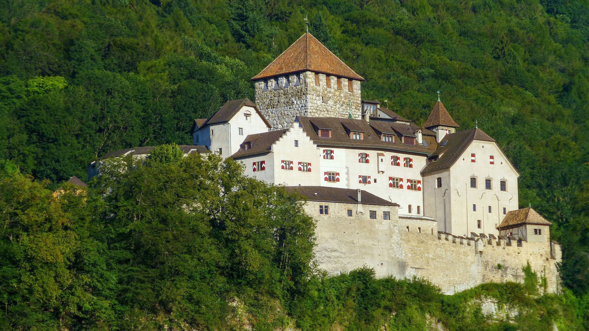 Mittelalterliche Burganlage auf einer Felsterrasse an einem bewaldeten Hügel. Mittelalterliche Burganlage auf einer Felsterrasse an einem bewaldeten Hügel.