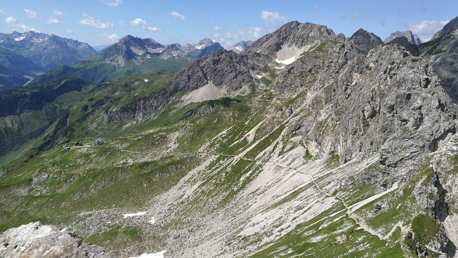 Ausblick vom Kemptner Köpfle zur Mindelheimer Hütte.
