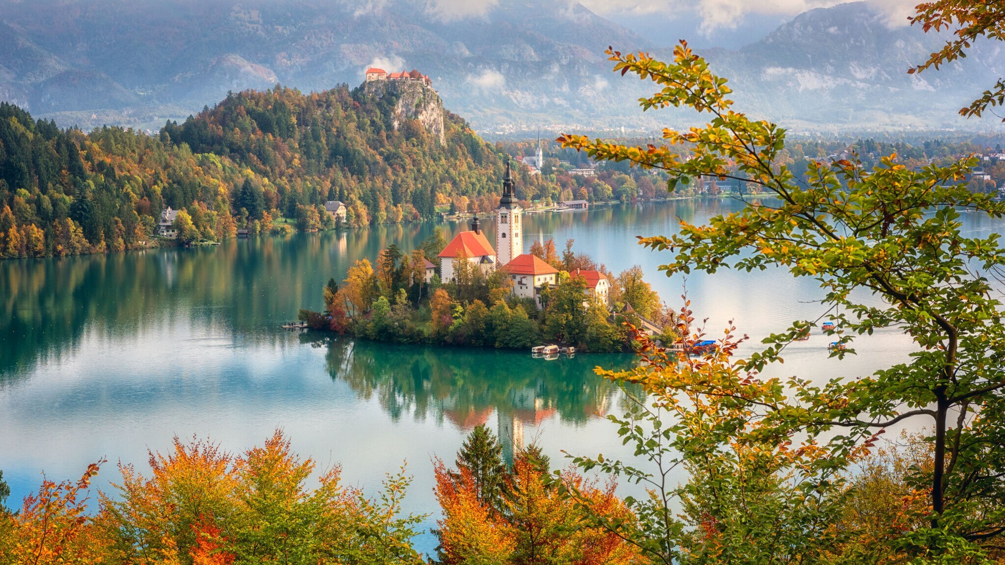 Gletschersee in Slowenien, in dessen Mitte sich eine Insel mit Kapelle befindet. Gletschersee in Slowenien, in dessen Mitte sich eine Insel mit Kapelle befindet.