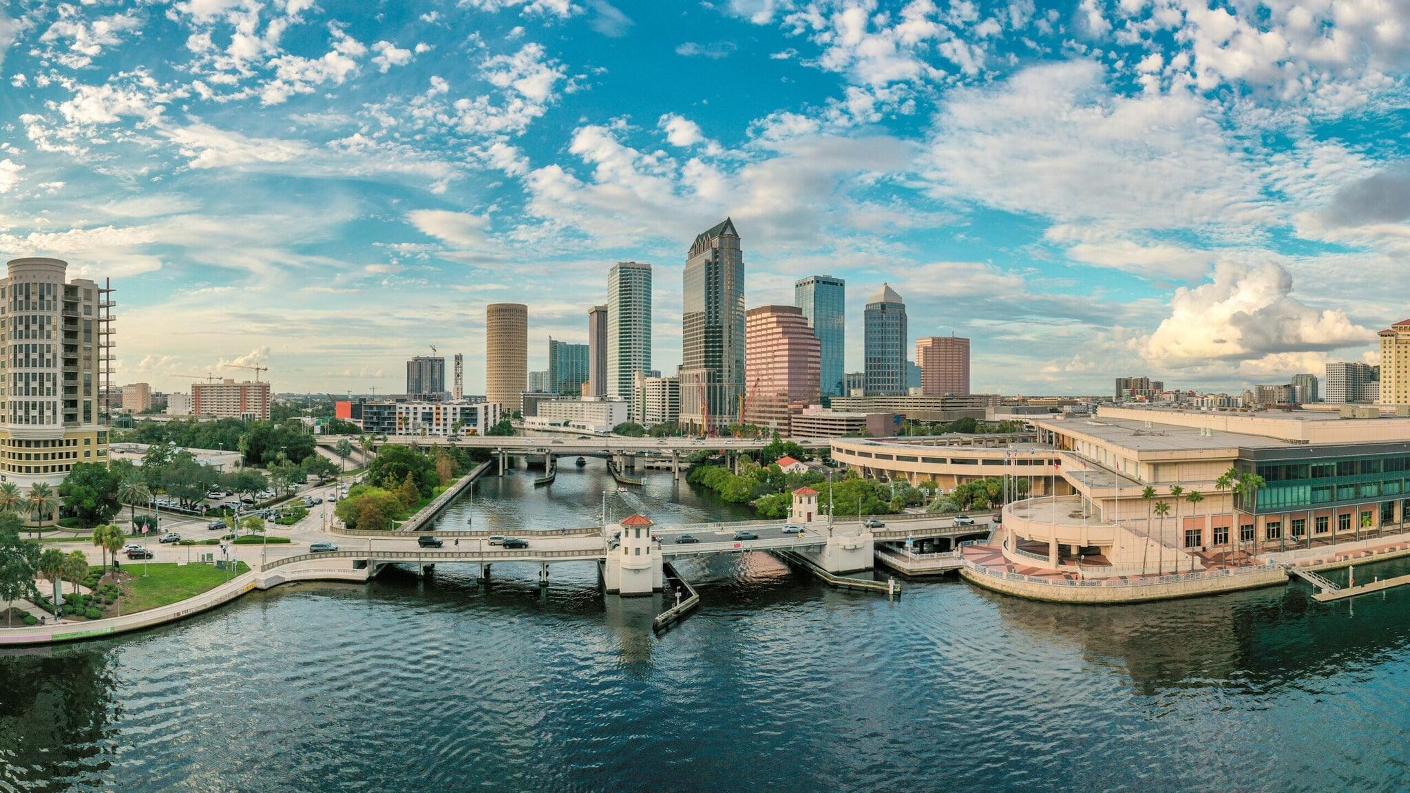Stadtpanorama von Tampa mit Wolkenkratzern hinter einer Flusskreuzung.