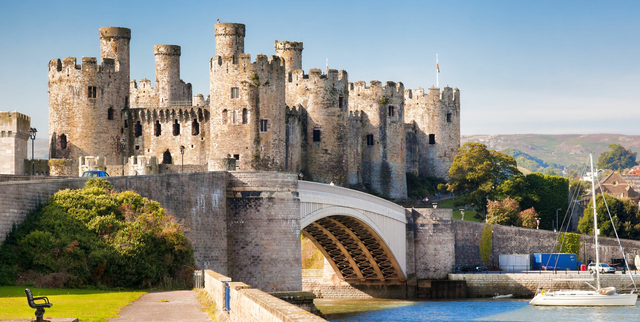 Mittelalterliche Burgruine an einem Fluss in einer Stadt.