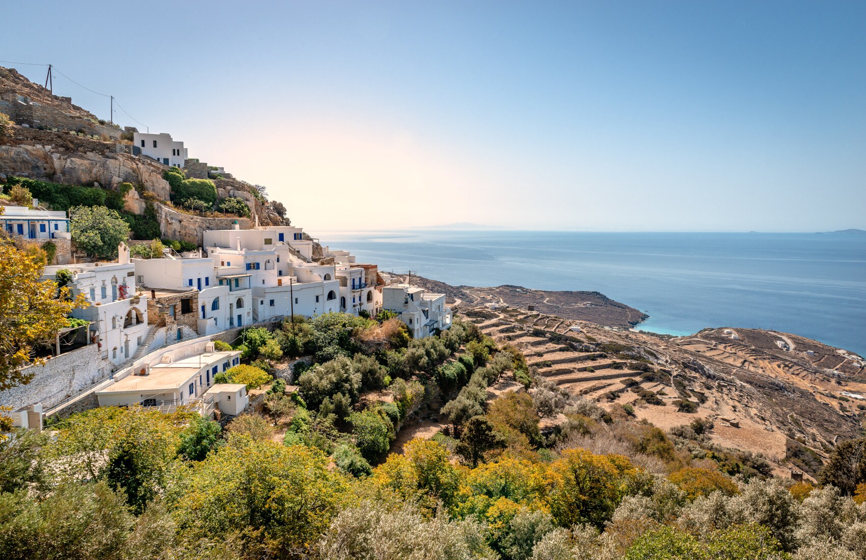 Weiße Häuser im griechischen Stil an einem Hang mit Blick aufs Meer. Weiße Häuser im griechischen Stil an einem Hang mit Blick aufs Meer.