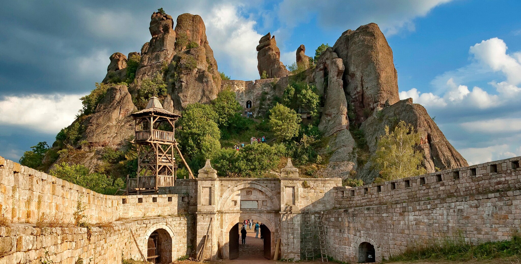 Historische Festung vor Felsformation im Gebirge. Historische Festung vor Felsformation im Gebirge.
