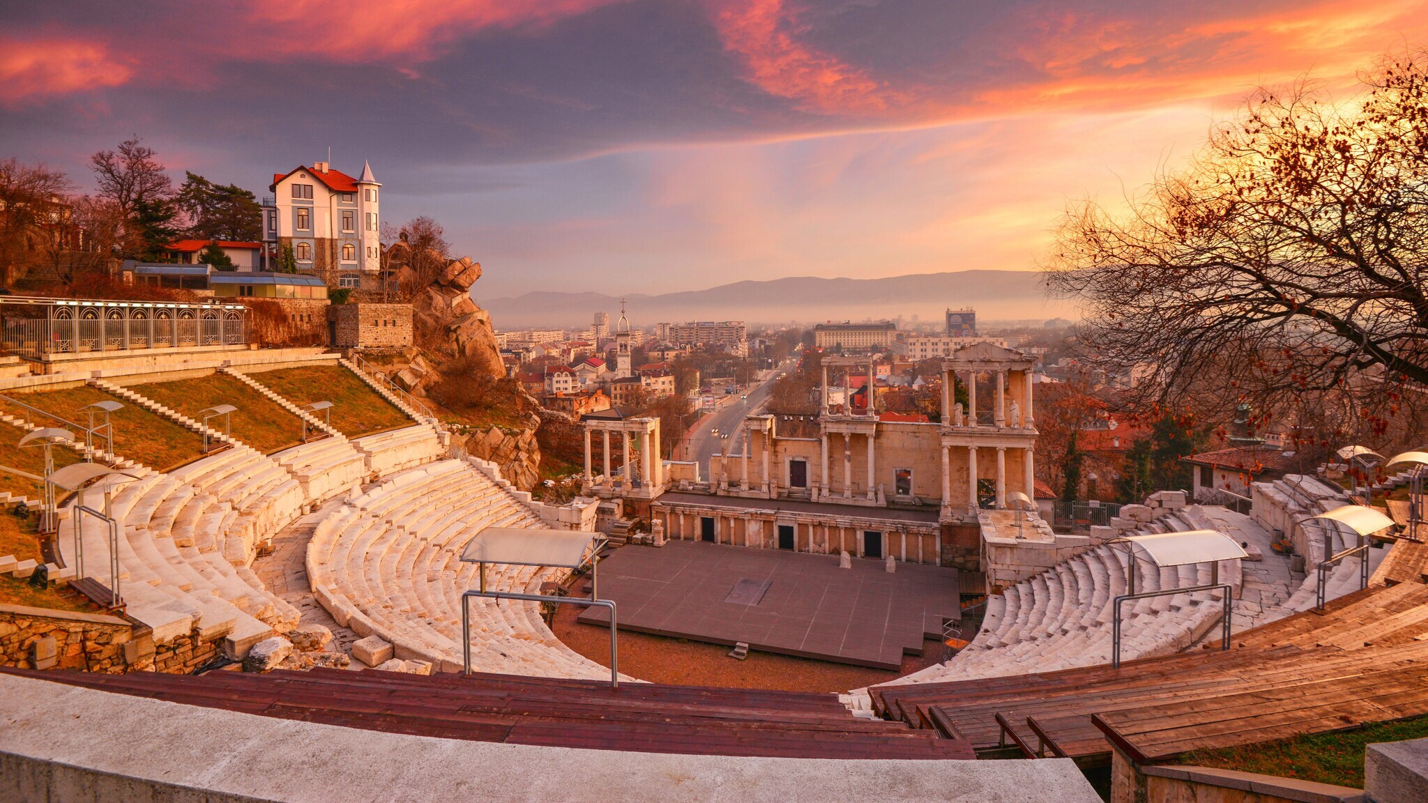 Antikes Amphitheater vor Stadtpanorama bei Sonnenuntergang. Antikes Amphitheater vor Stadtpanorama bei Sonnenuntergang.