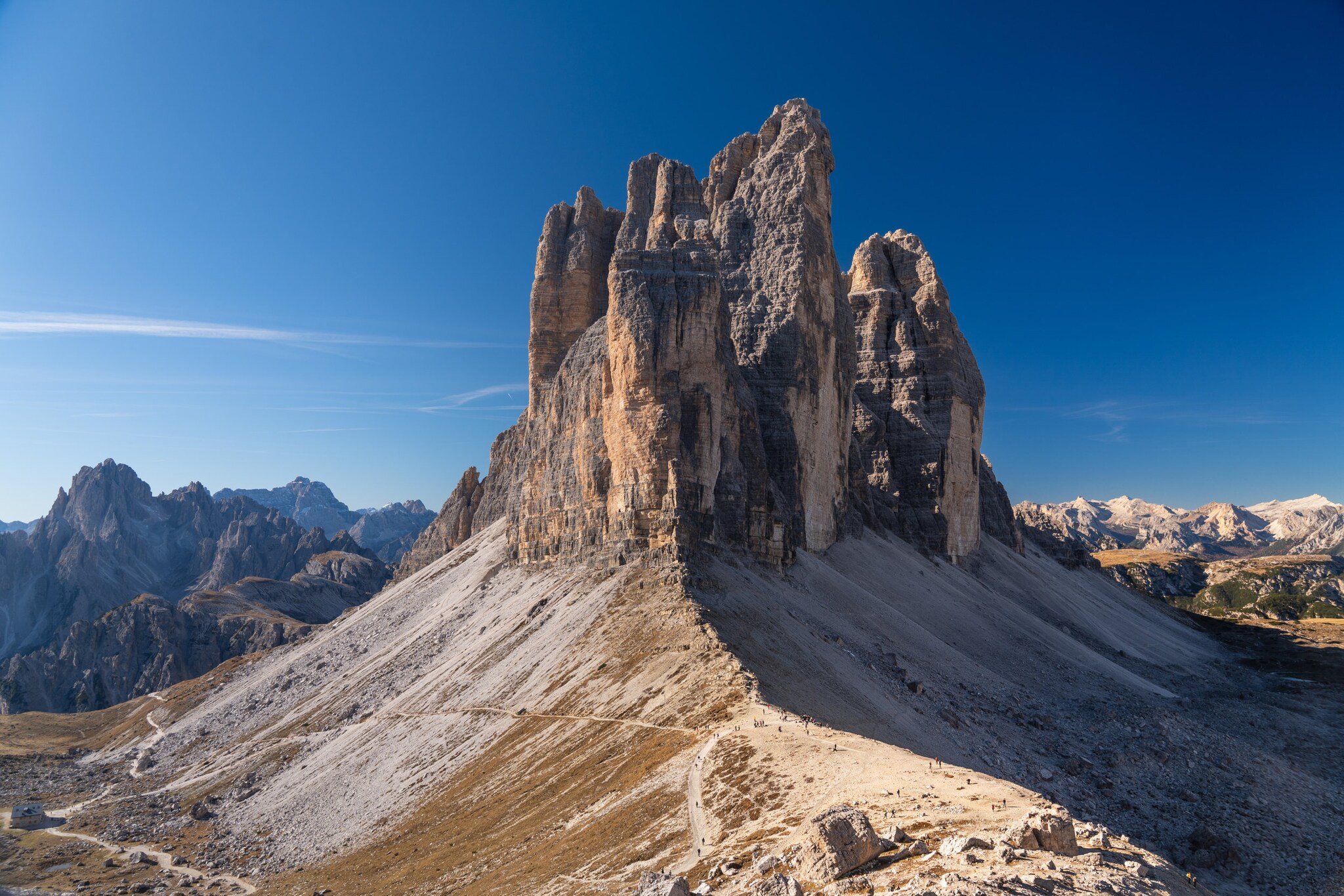 Blick auf markante Felstürme in den Dolomiten, im Hintergrund blauer Himmel. Blick auf markante Felstürme in den Dolomiten, im Hintergrund blauer Himmel.