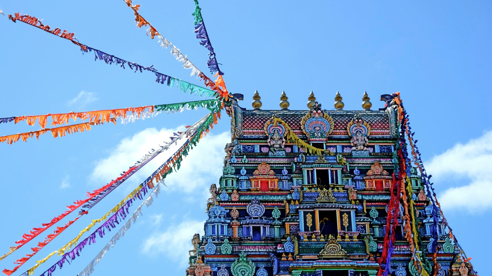 Farbenfroher Sri Siva Subramaniya Tempel mit Fahnen auf der Fidschi-Insel Viti Levu.