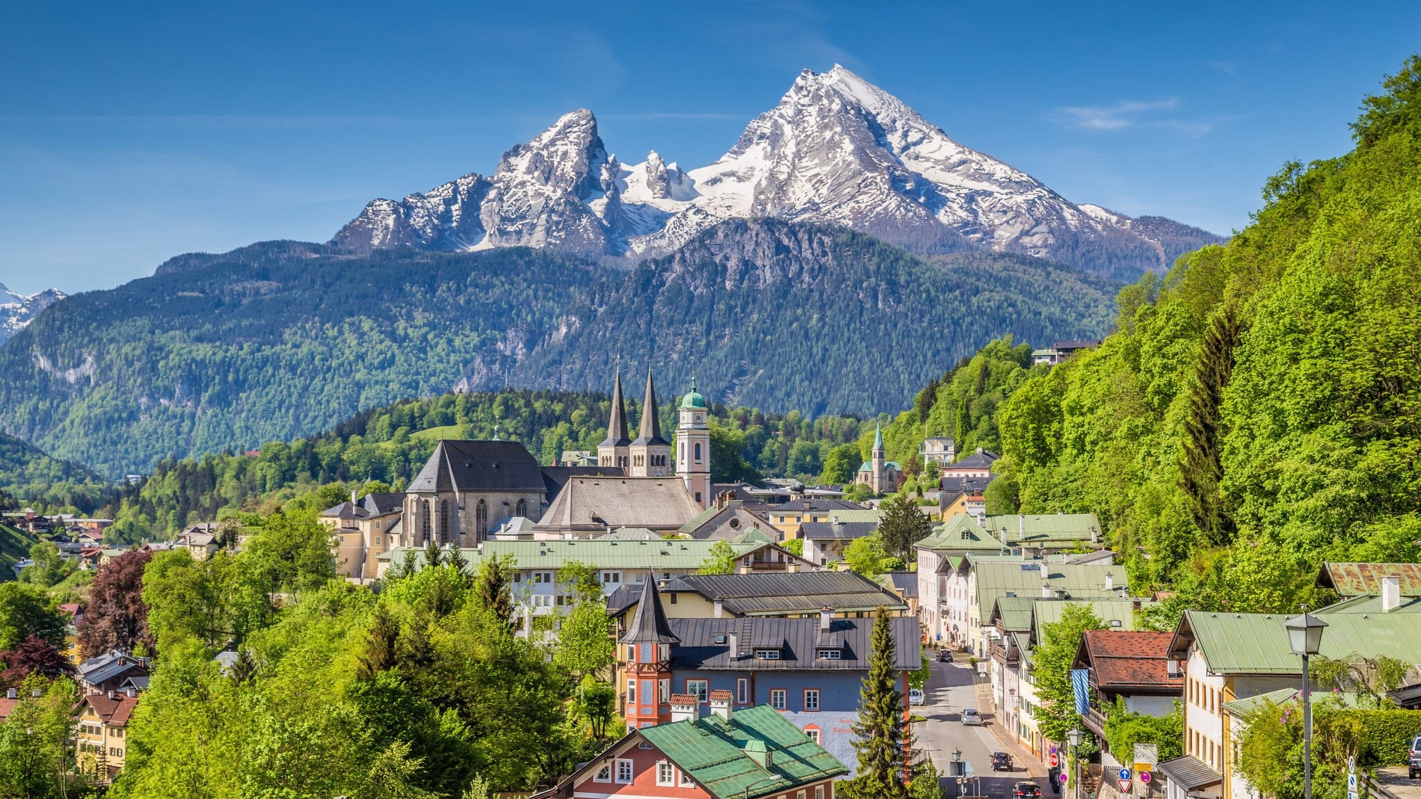 Stadt Berchtesgaden mit schneebedecktem Gipfel des Watzmanns im Hintergrund. Stadt Berchtesgaden mit schneebedecktem Gipfel des Watzmanns im Hintergrund.