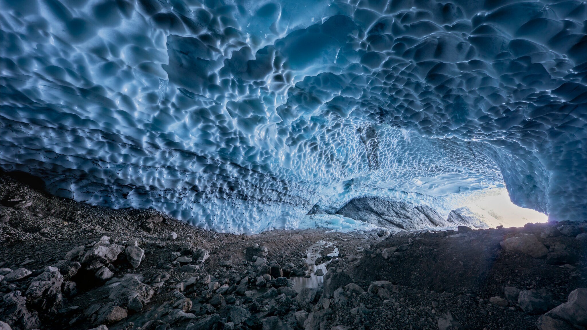 Innenraum der Eiskapelle am Watzmann mit vereister Decke.