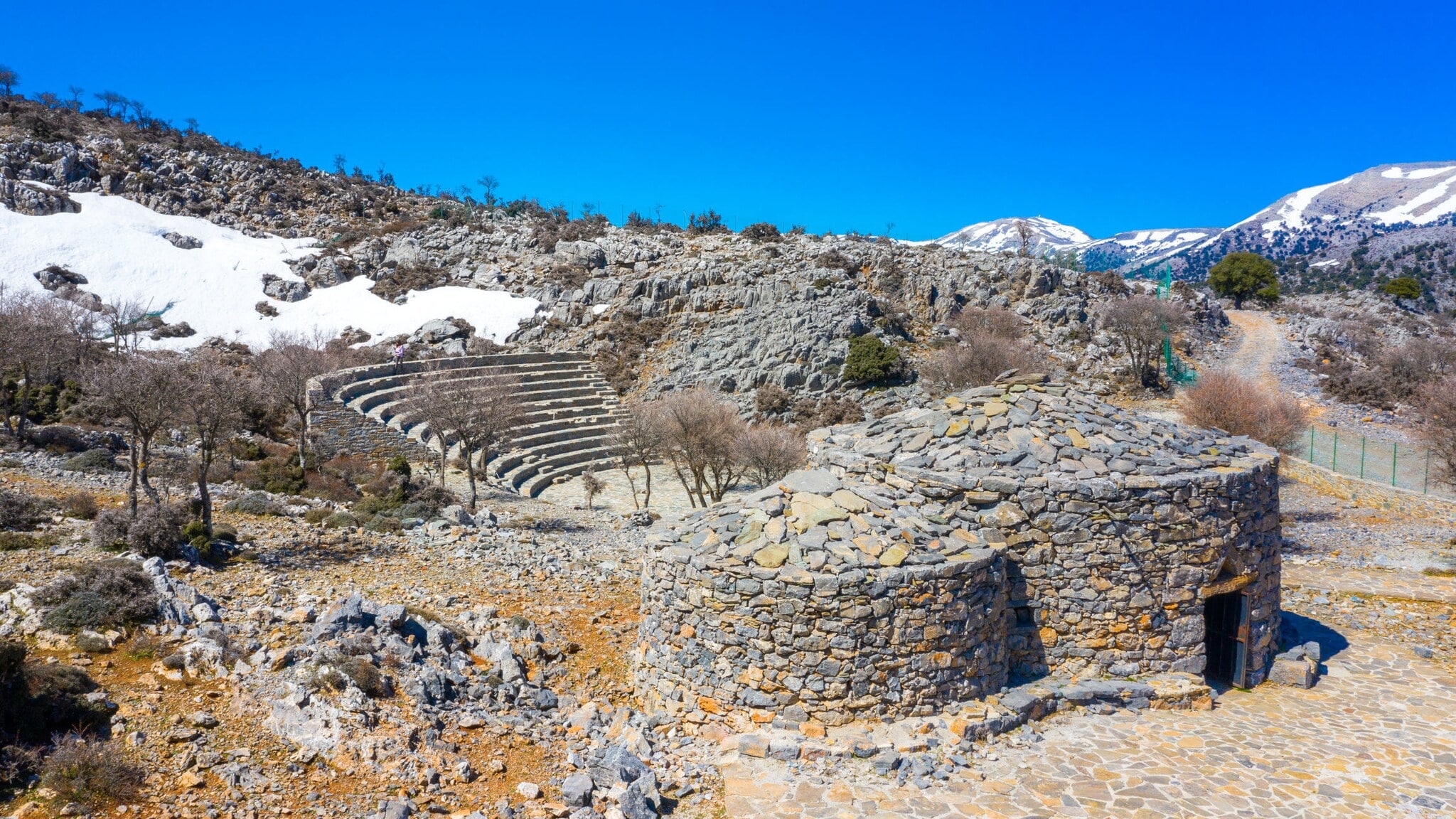Mitata sind kuppelförmige Schäferhütten, die du bei einer Wanderung am Ida-Gebirge entdecken kannst. Mitata sind kuppelförmige Schäferhütten, die du bei einer Wanderung am Ida-Gebirge entdecken kannst.