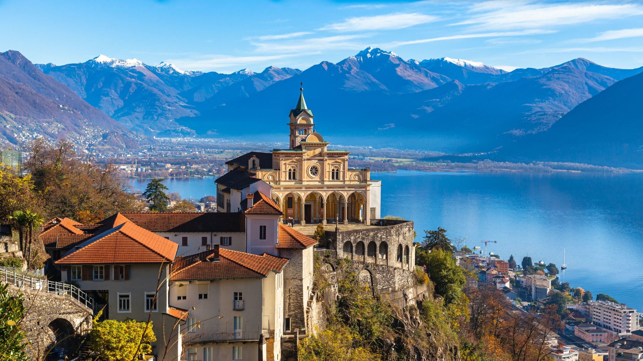 Kirche im schweizerischen Locarno mit Blick auf den Lago Maggiore und Berggipfel. Kirche im schweizerischen Locarno mit Blick auf den Lago Maggiore und Berggipfel.