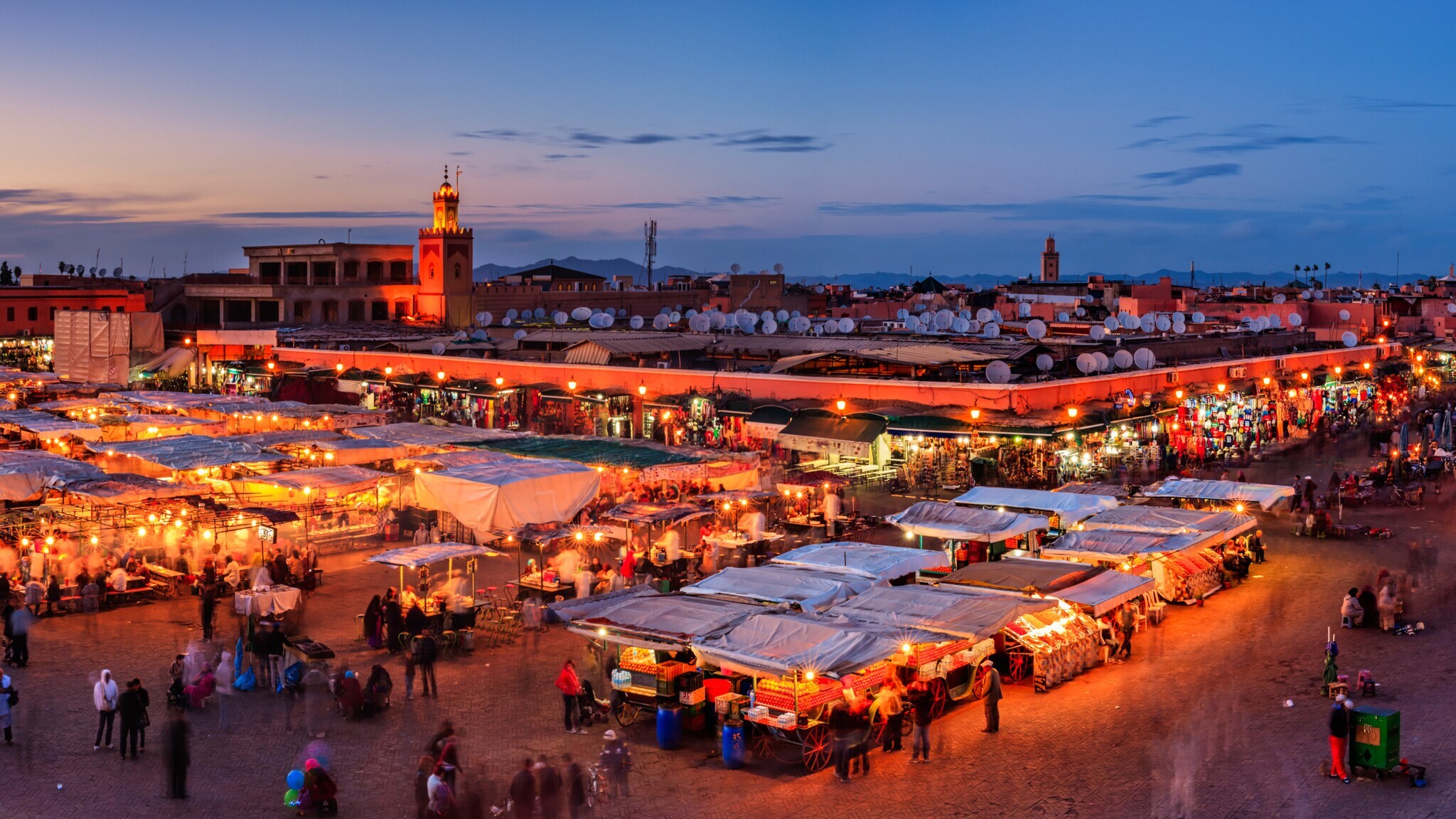 Belebter Marktplatz mit überdachten Ständen im Stadtzentrum von Marrakesch bei Nacht. Belebter Marktplatz mit überdachten Ständen im Stadtzentrum von Marrakesch bei Nacht.