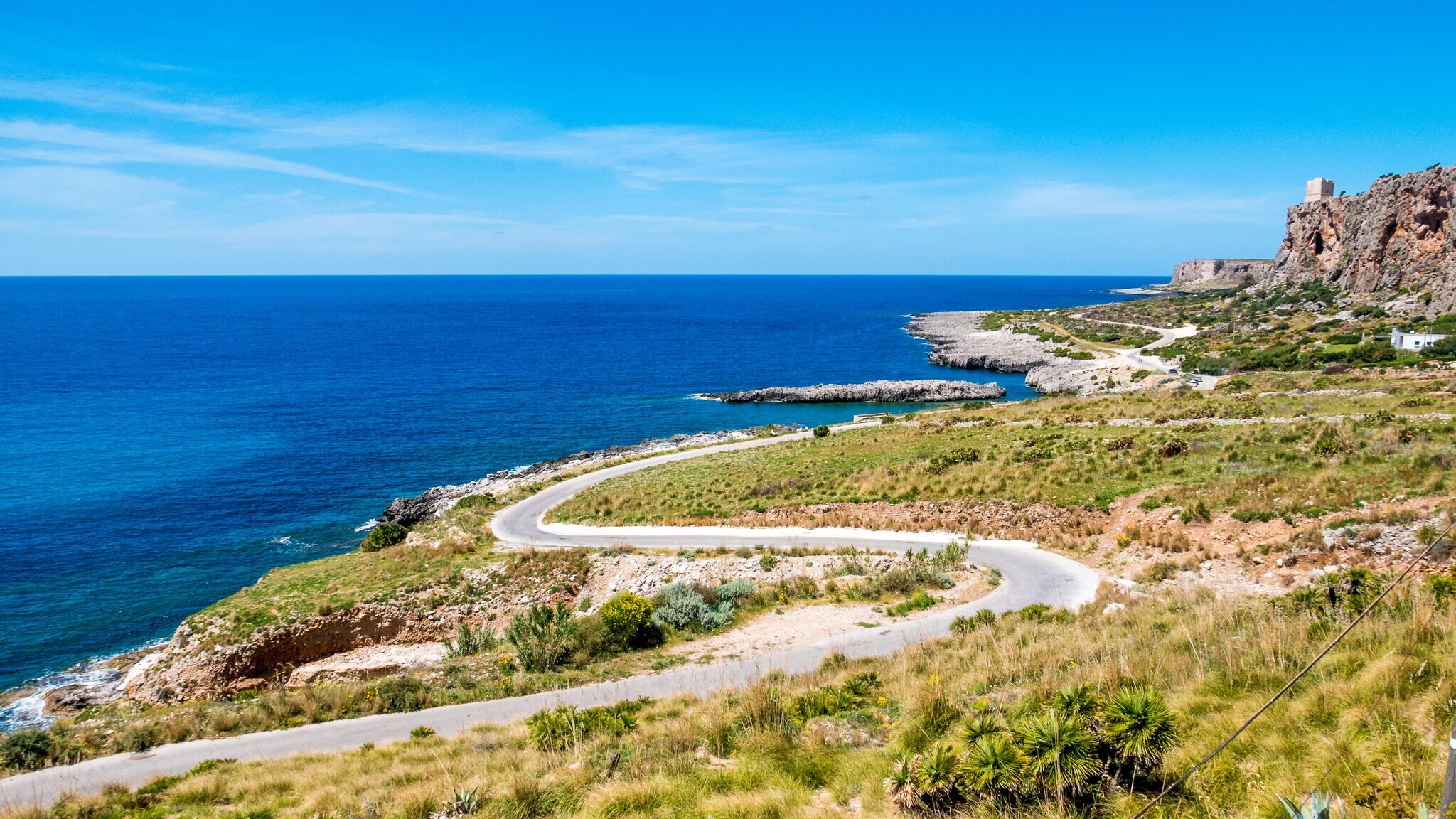 Kurvige Küstenstraße in mediterraner Landschaft. Kurvige Küstenstraße in mediterraner Landschaft.