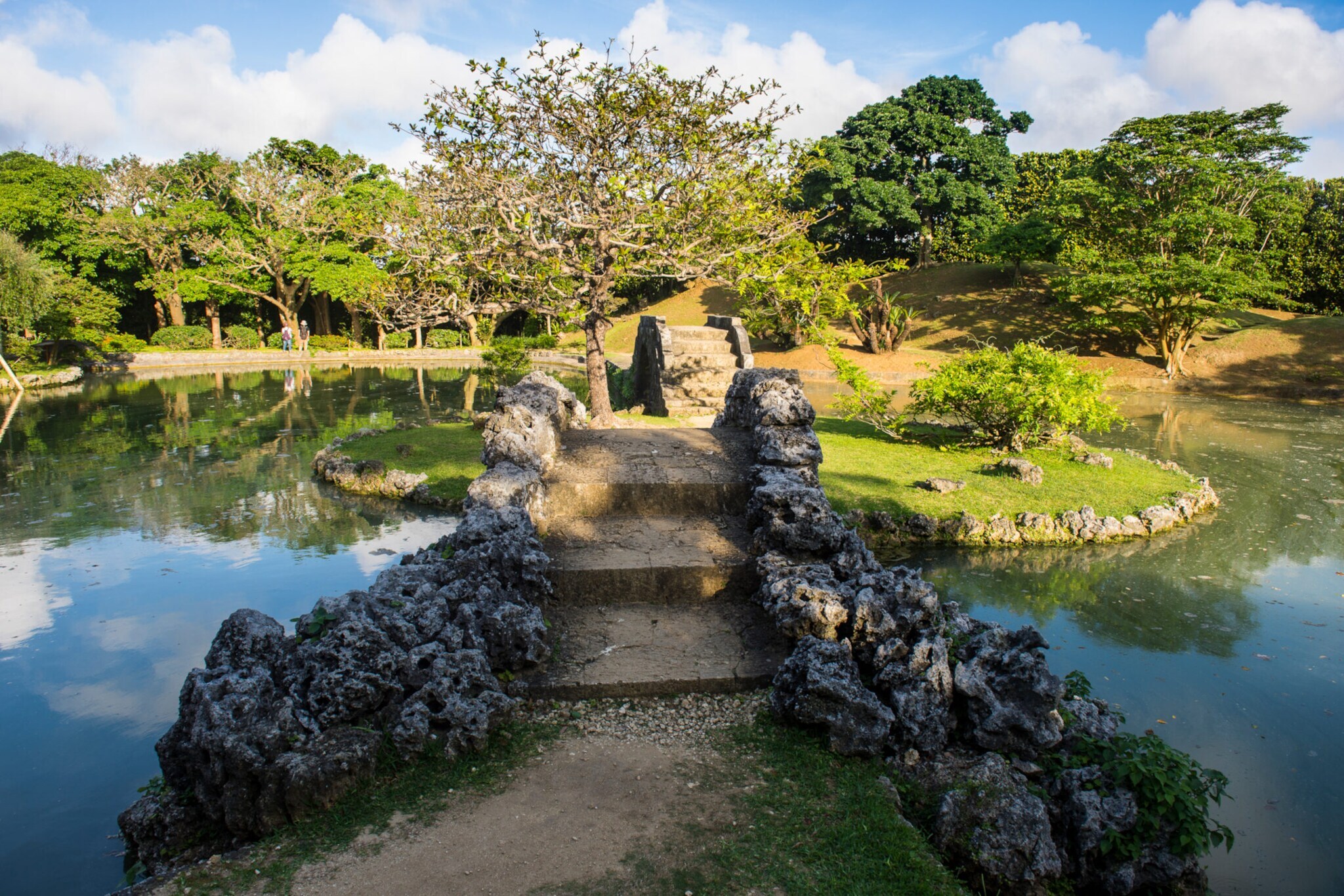 Japanische Parkanlage mit Steinbrücke.