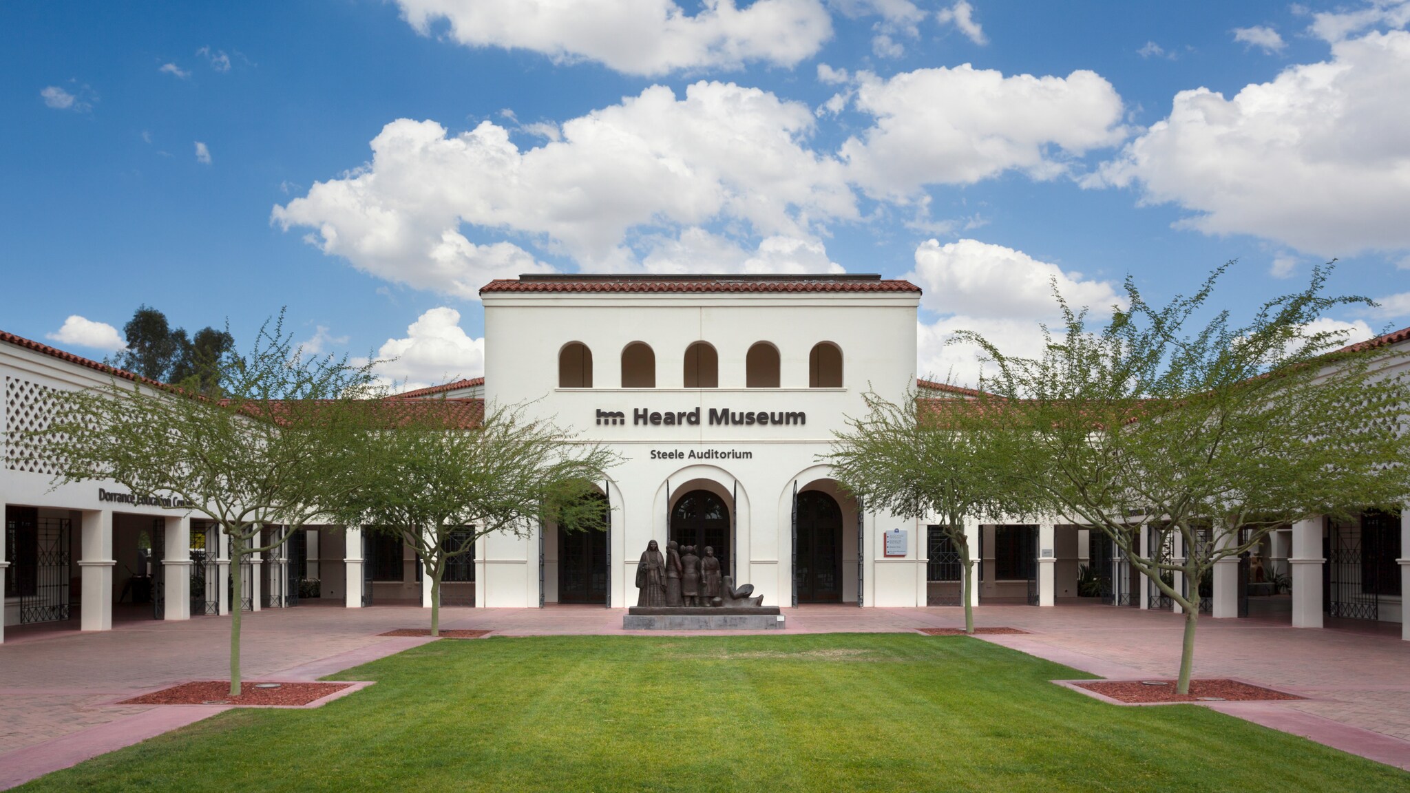 Begrünter Innenhof eines Museums mit weißer Fassade.