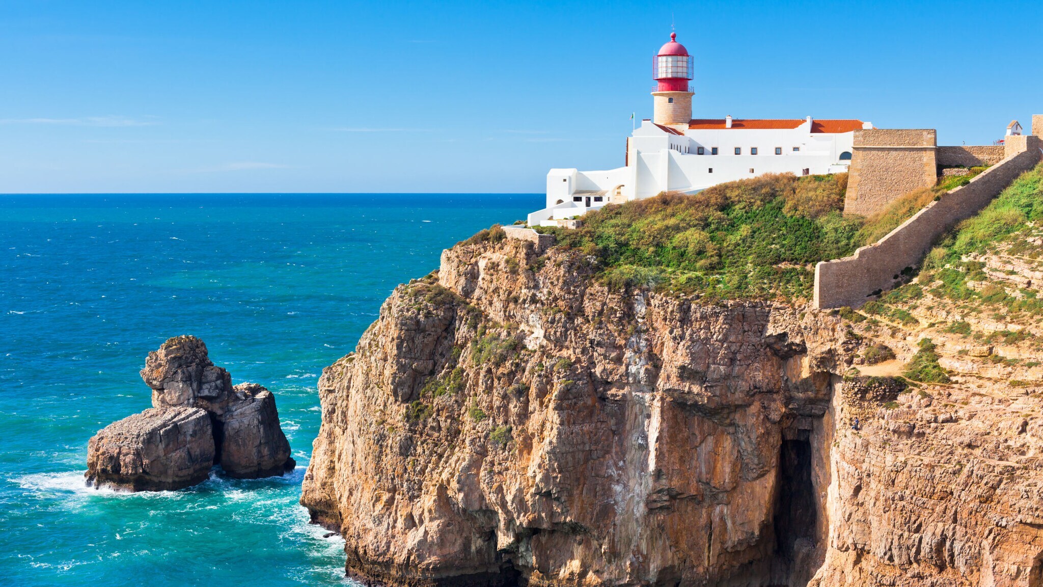 Leuchtturm auf einer Klippe am Atlantik am Cabo de São Vicente in Portugal.