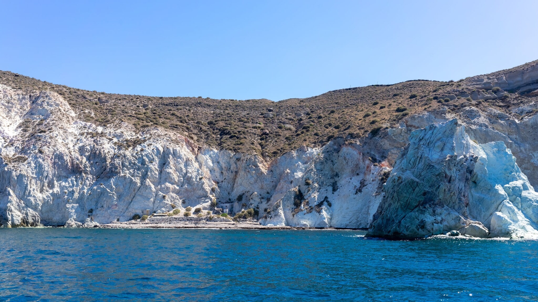 Kleine Bucht mit Sandstrand vor weißer Felsklippe. Kleine Bucht mit Sandstrand vor weißer Felsklippe.