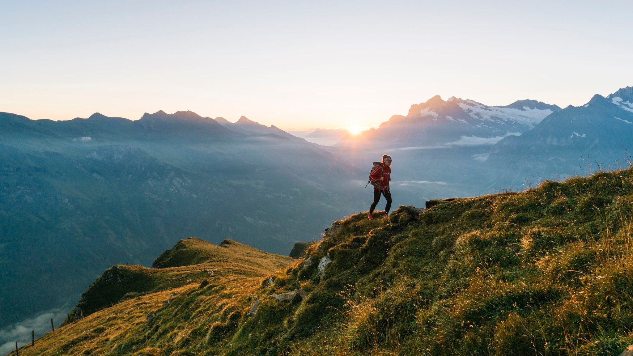 Eine Person beim Wandern im Berner Oberland. Eine Person beim Wandern im Berner Oberland.