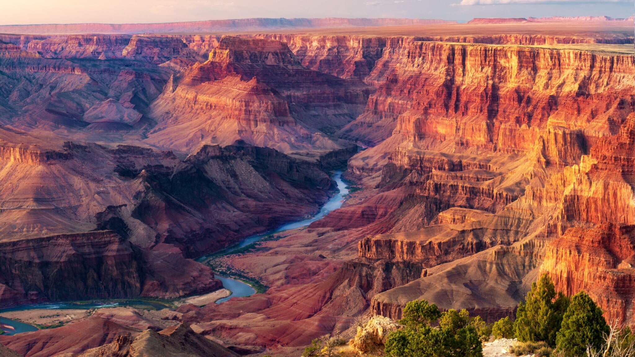 Grand Canyon mit roten Gesteinsschichten im warmen Sonnenlicht. Grand Canyon mit roten Gesteinsschichten im warmen Sonnenlicht.