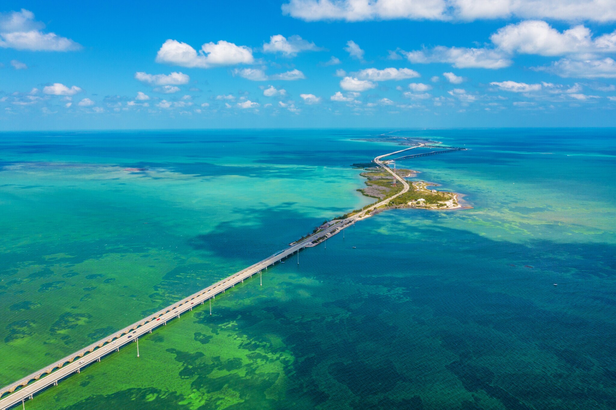 Lange Brücke, die kleine Inseln im türkisblauen Meer miteinander verbindet.