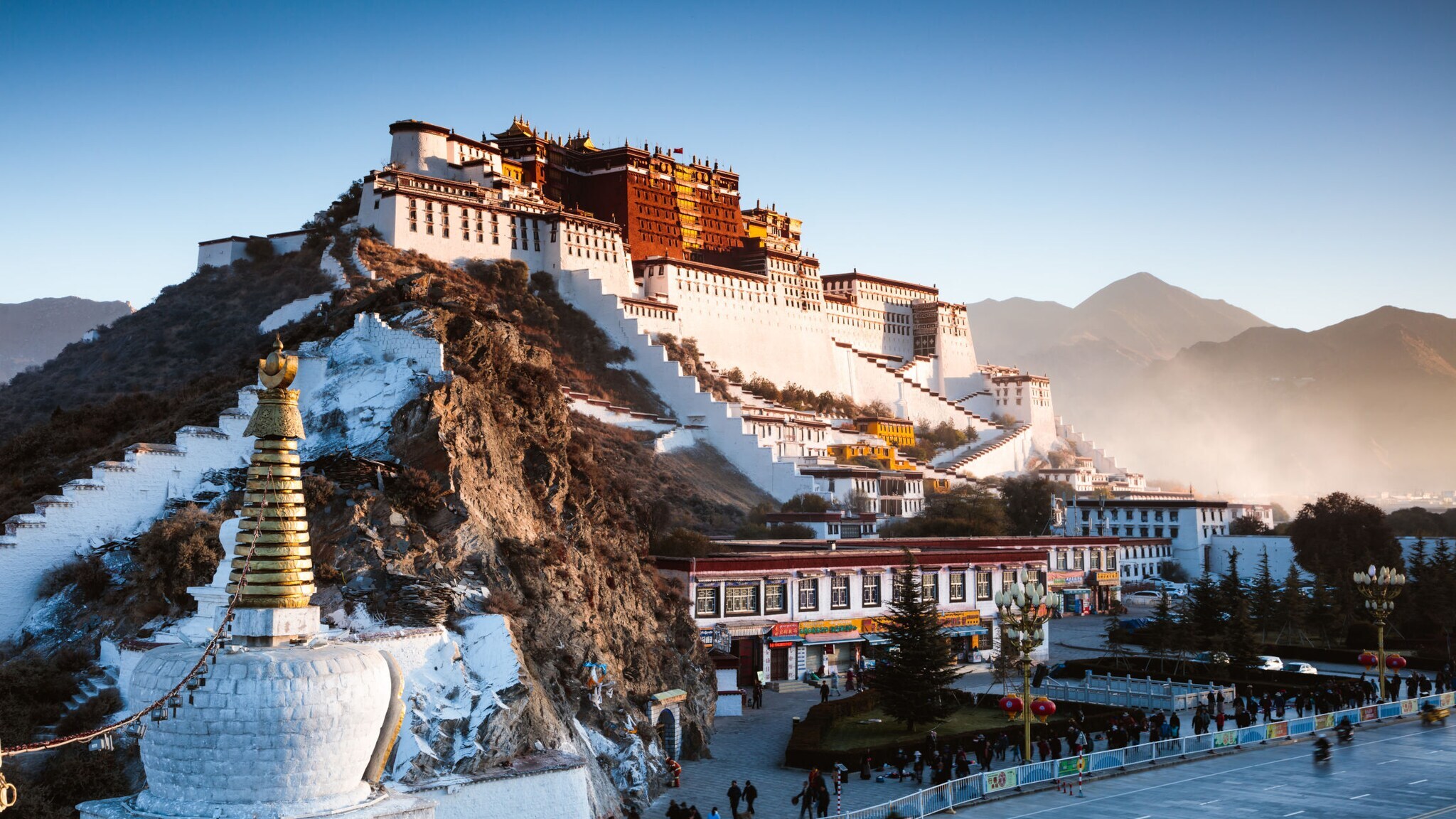 Buddhistische Tempelanlage auf einem Berg vor Gipfelpanorama. Buddhistische Tempelanlage auf einem Berg vor Gipfelpanorama.