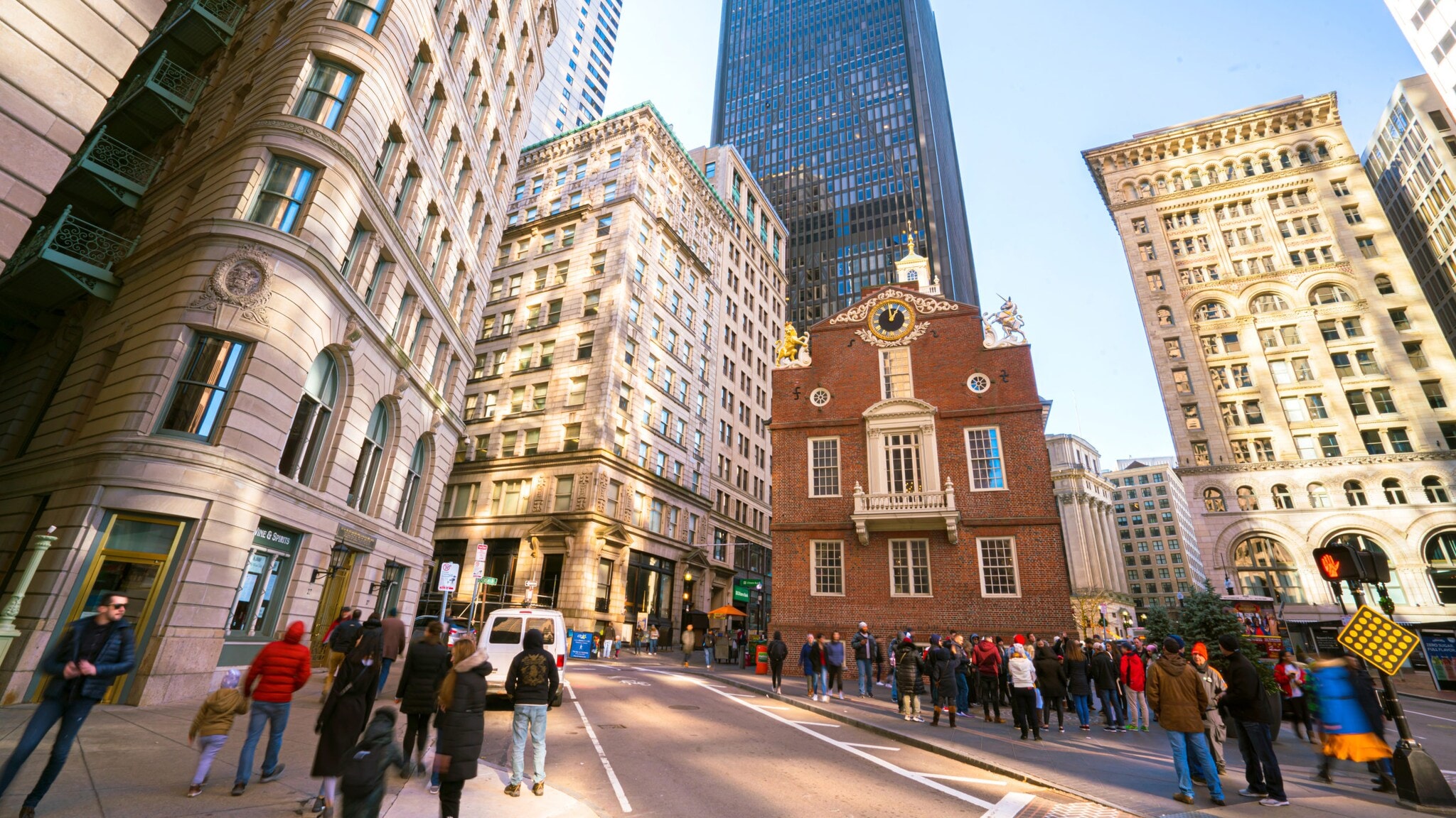 Belebtes Stadtzentrum von Boston mit Hochhäusern und einem kleinen historischen Backsteinhaus. Belebtes Stadtzentrum von Boston mit Hochhäusern und einem kleinen historischen Backsteinhaus.