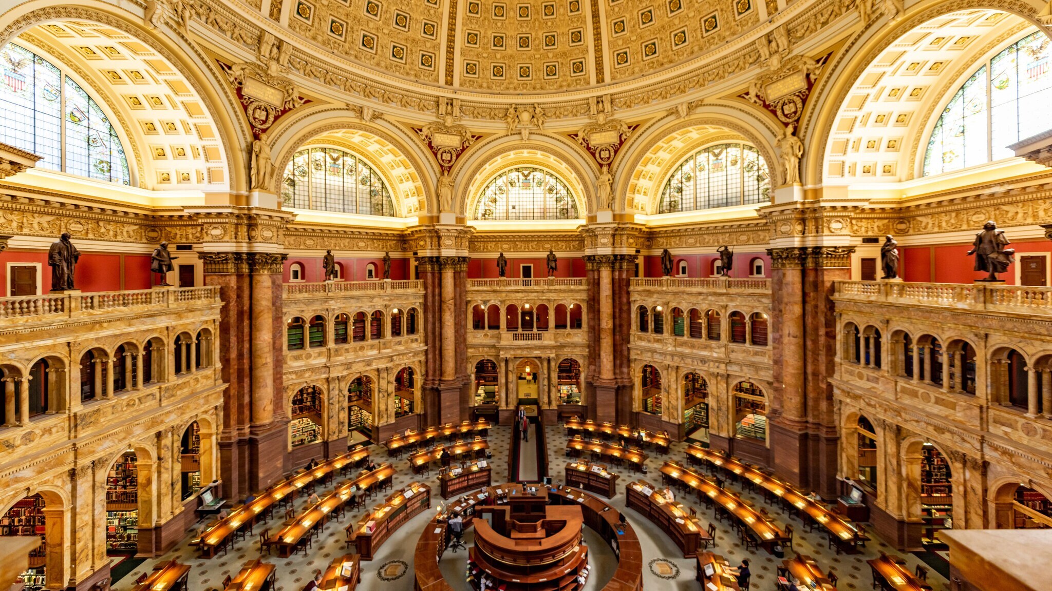 Historischer Lesesaal einer Bibliothek in einem Kuppelsaal im Renaissance-Stil.