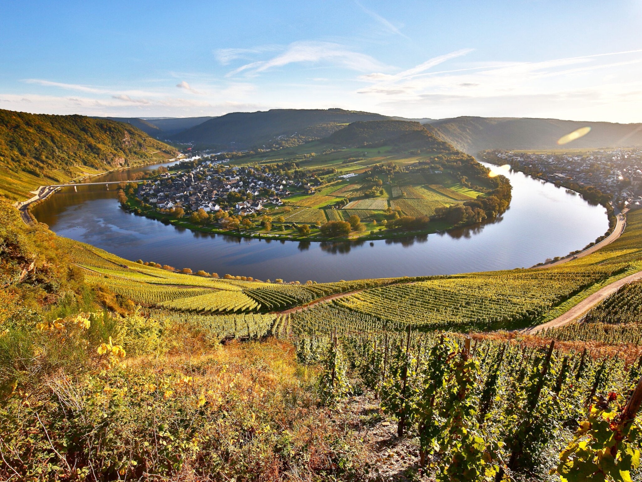 Blick von oben auf einen Weinhang und die Moselschleife bei Kröv. Blick von oben auf einen Weinhang und die Moselschleife bei Kröv.
