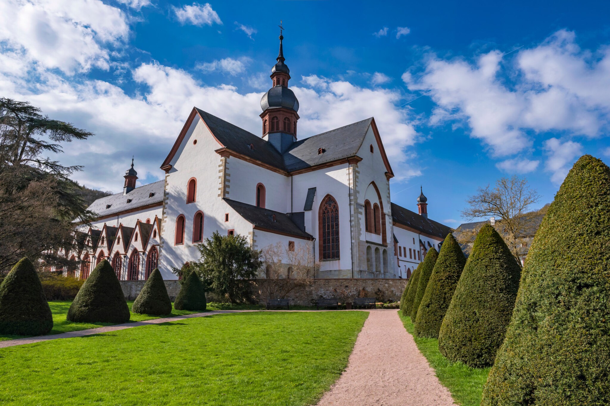 Blick auf Kloster Eberbach bei sonnigem Wetter. Blick auf Kloster Eberbach bei sonnigem Wetter.