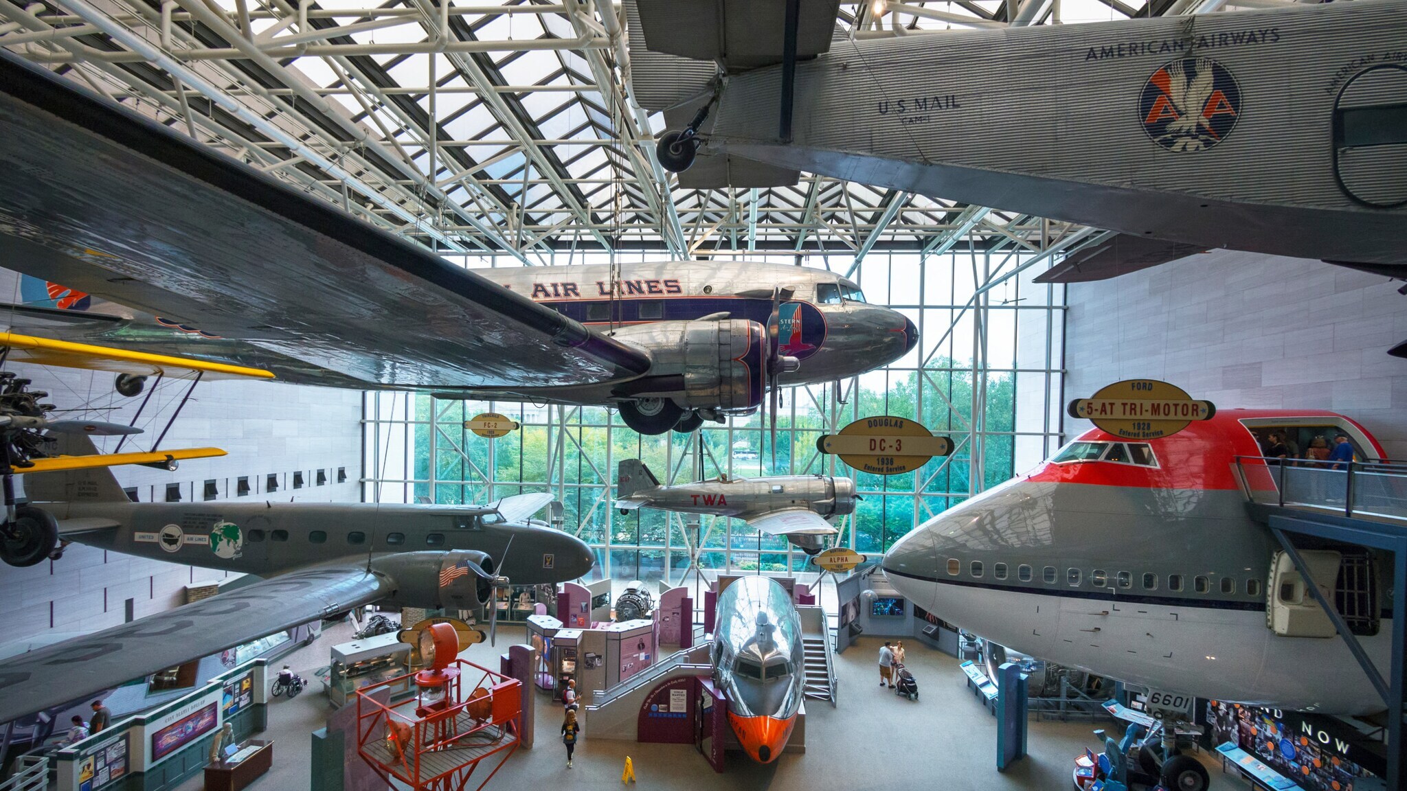 Ausstellungsraum mit historischen Flugzeugen, die teilweise von der Decke hängen.