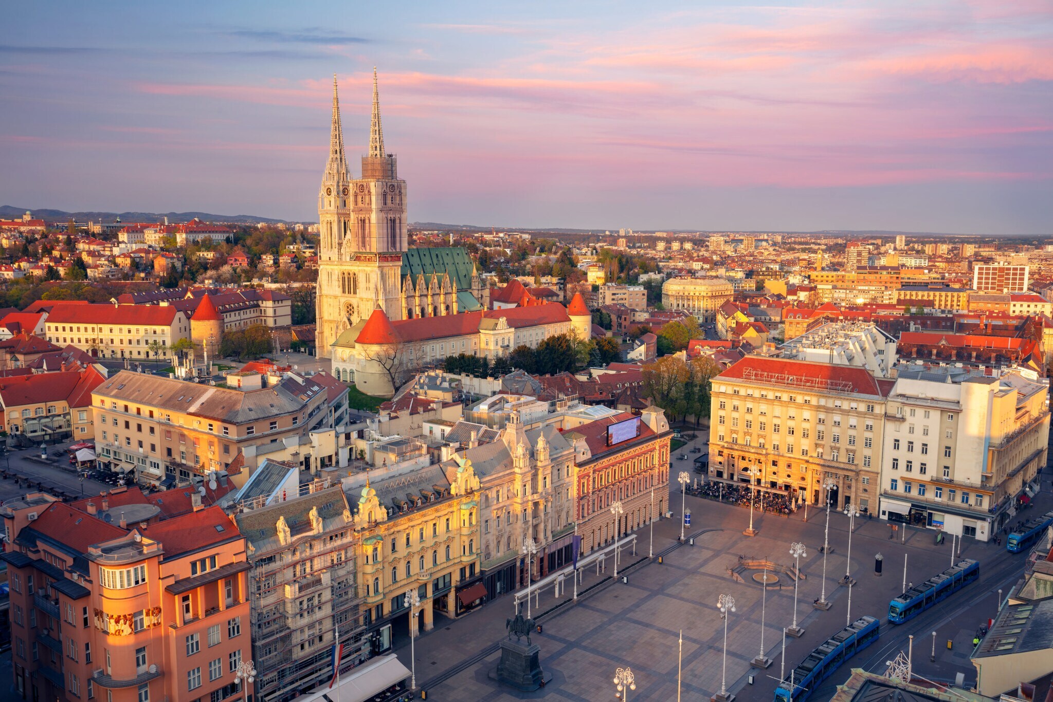 Stadtpanorama von Zagreb mit Kathedrale bei Abenddämmerung.