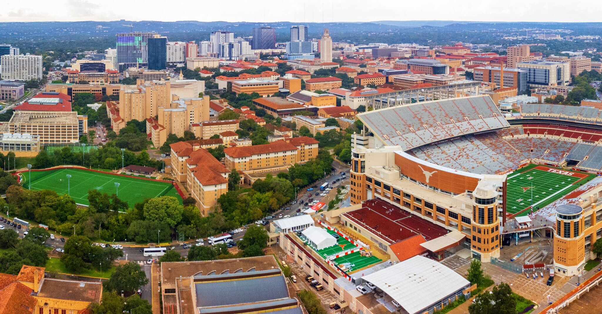 Gebäude auf dem Campus der University of Texas mit Football-Stadion aus der Luftperspektive. Gebäude auf dem Campus der University of Texas mit Football-Stadion aus der Luftperspektive.