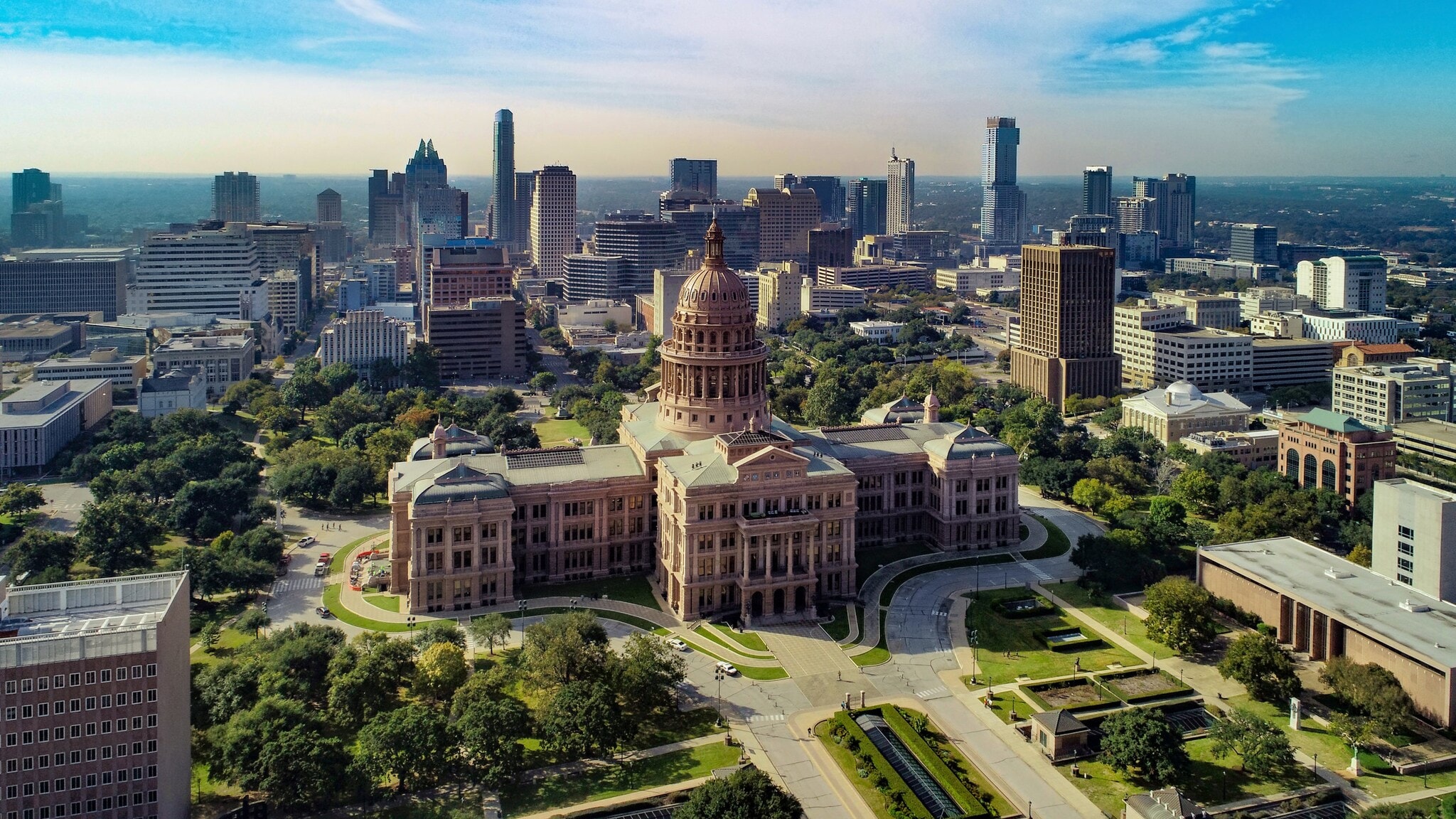 Texas State Kapitolgeböude vor der Skyline von Austin aus der Luftperspektive. Texas State Kapitolgeböude vor der Skyline von Austin aus der Luftperspektive.