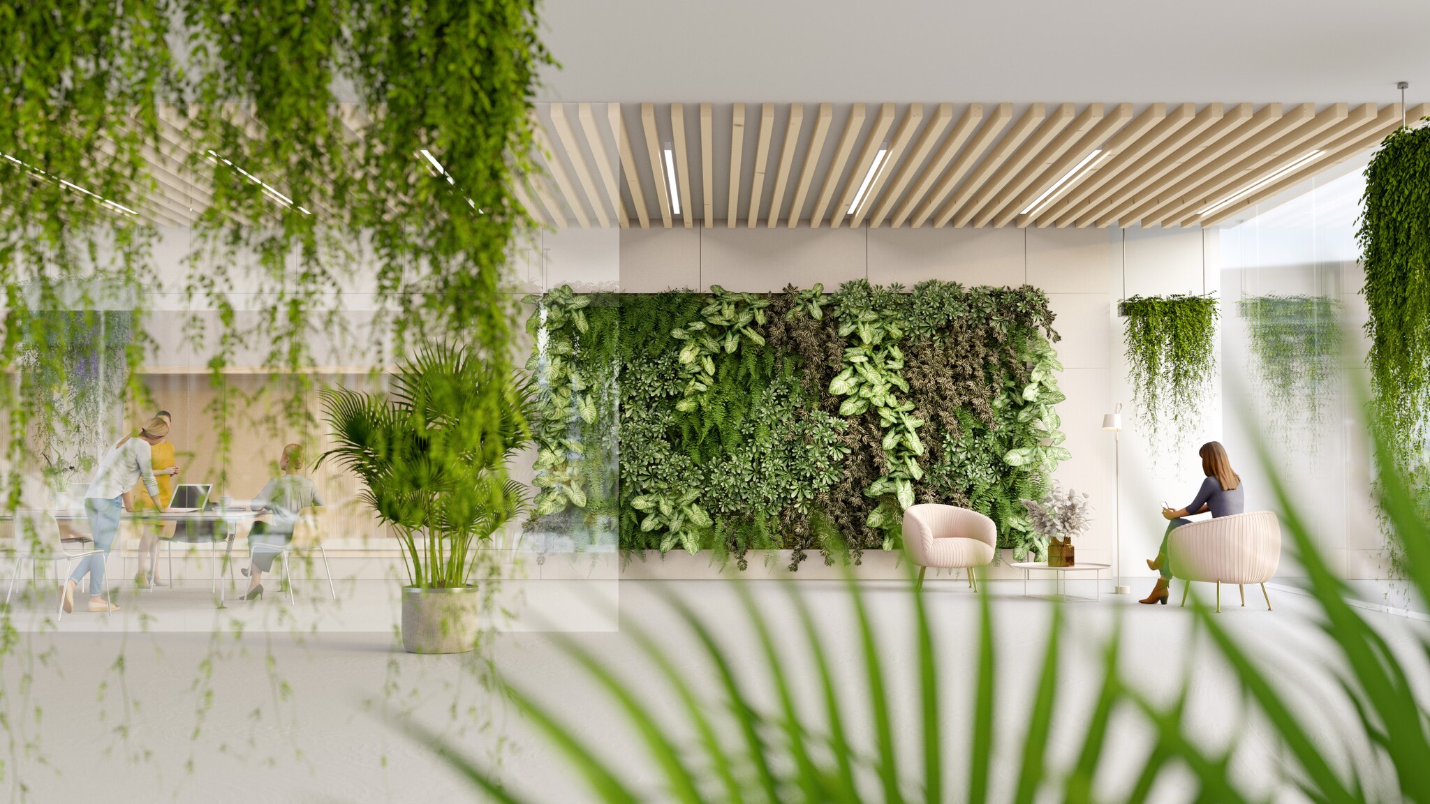Personen in einem hellen Innenraum mit grünen Pflanzen an der Wand.
