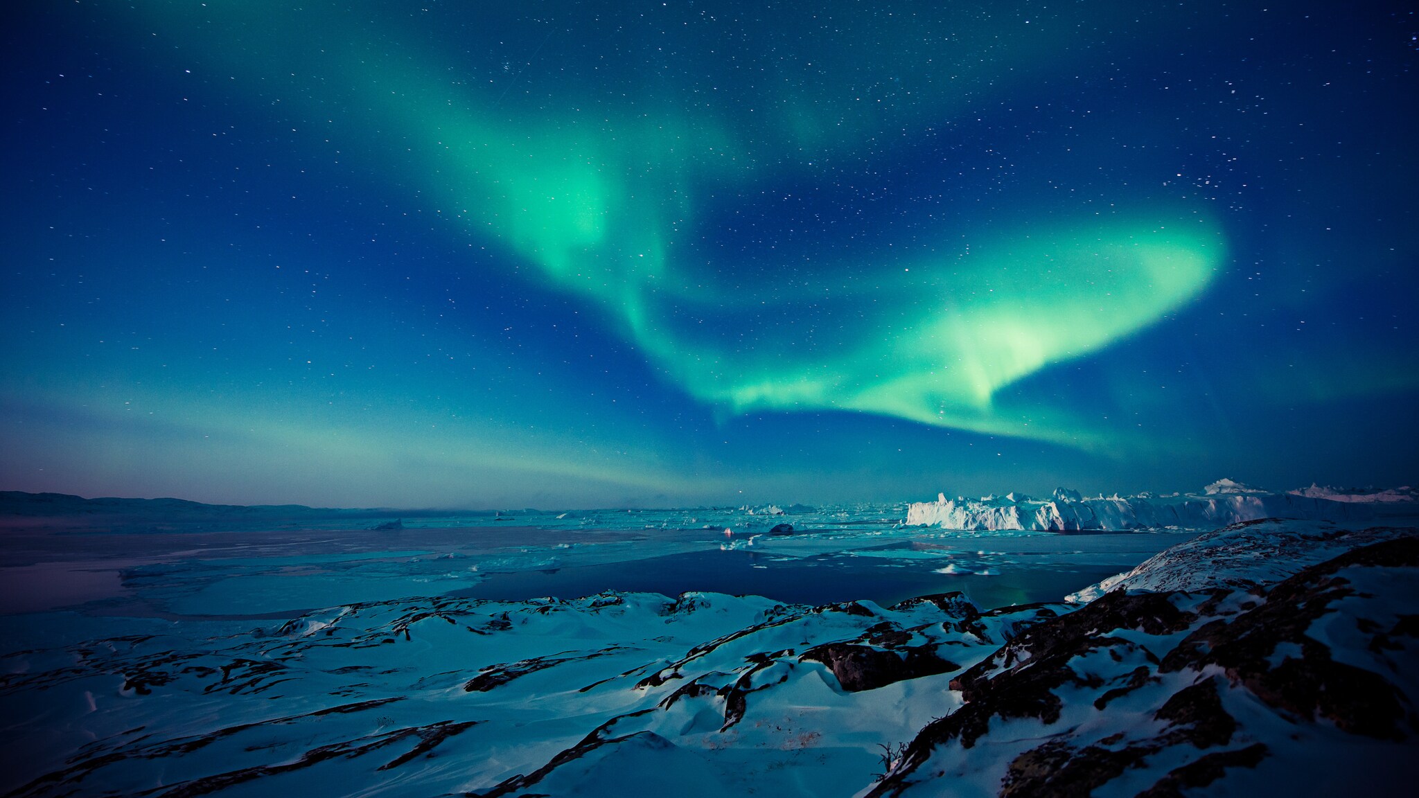 Polarlichter über einer Gletscherlandschaft bei Nacht. Polarlichter über einer Gletscherlandschaft bei Nacht.