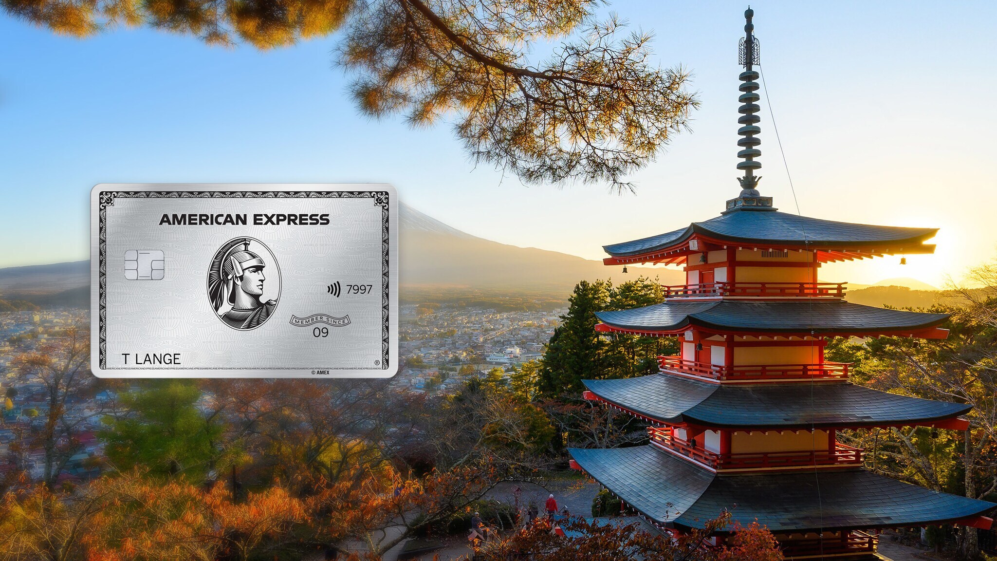 Ein Tempel im Pagodenstil auf einer bewaldeten Anhöhe über einer Stadt, im Hintergrund ein Berg mit Schneekuppe. Ein Tempel im Pagodenstil auf einer bewaldeten Anhöhe über einer Stadt, im Hintergrund ein Berg mit Schneekuppe.