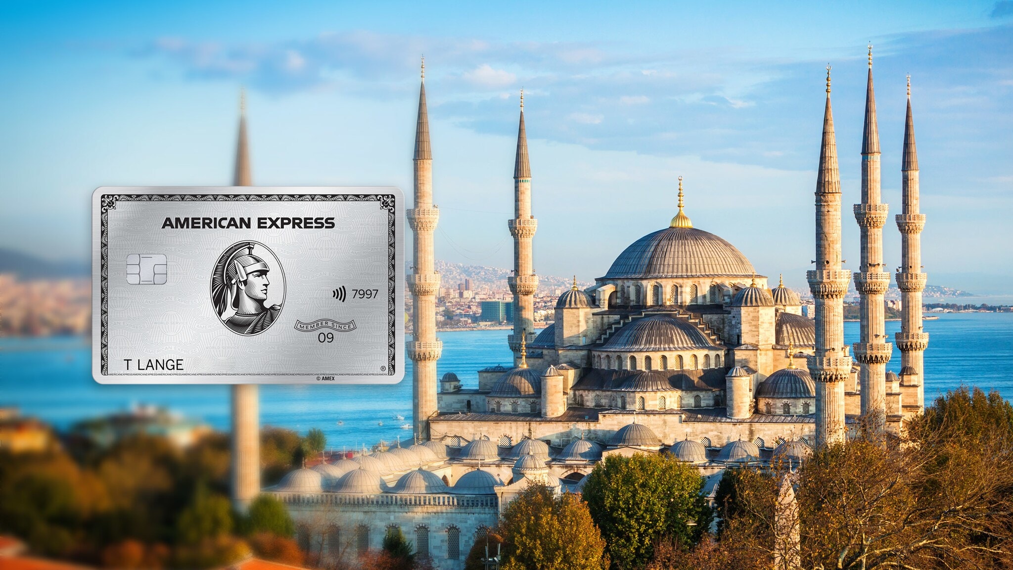 Große Moschee am Wasser vor dem Stadtpanorama von Istanbul unter blauem Himmel. Große Moschee am Wasser vor dem Stadtpanorama von Istanbul unter blauem Himmel.