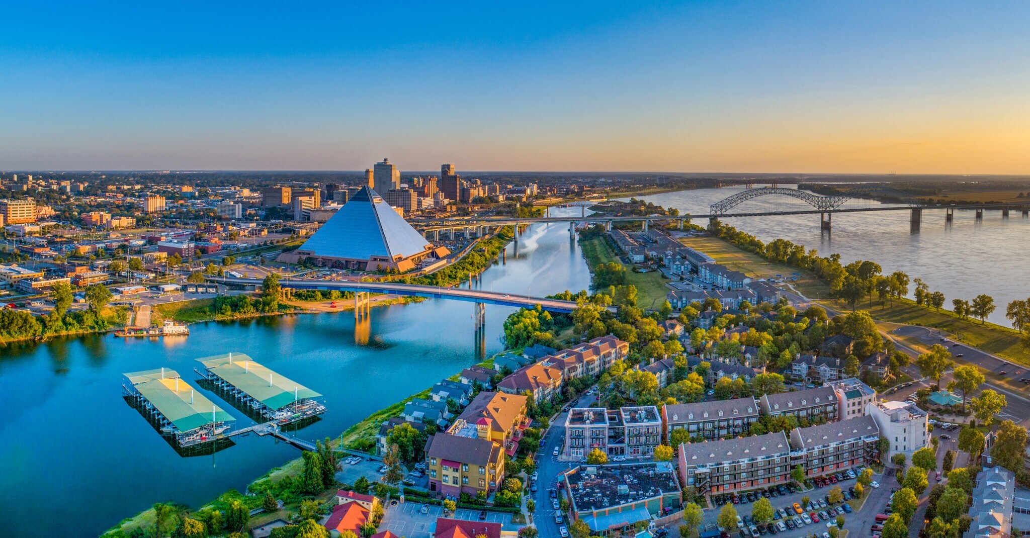 Luftaufnahme von Memphis mit Stadtzentrum und Wohngebieten an einem Flussdelta.