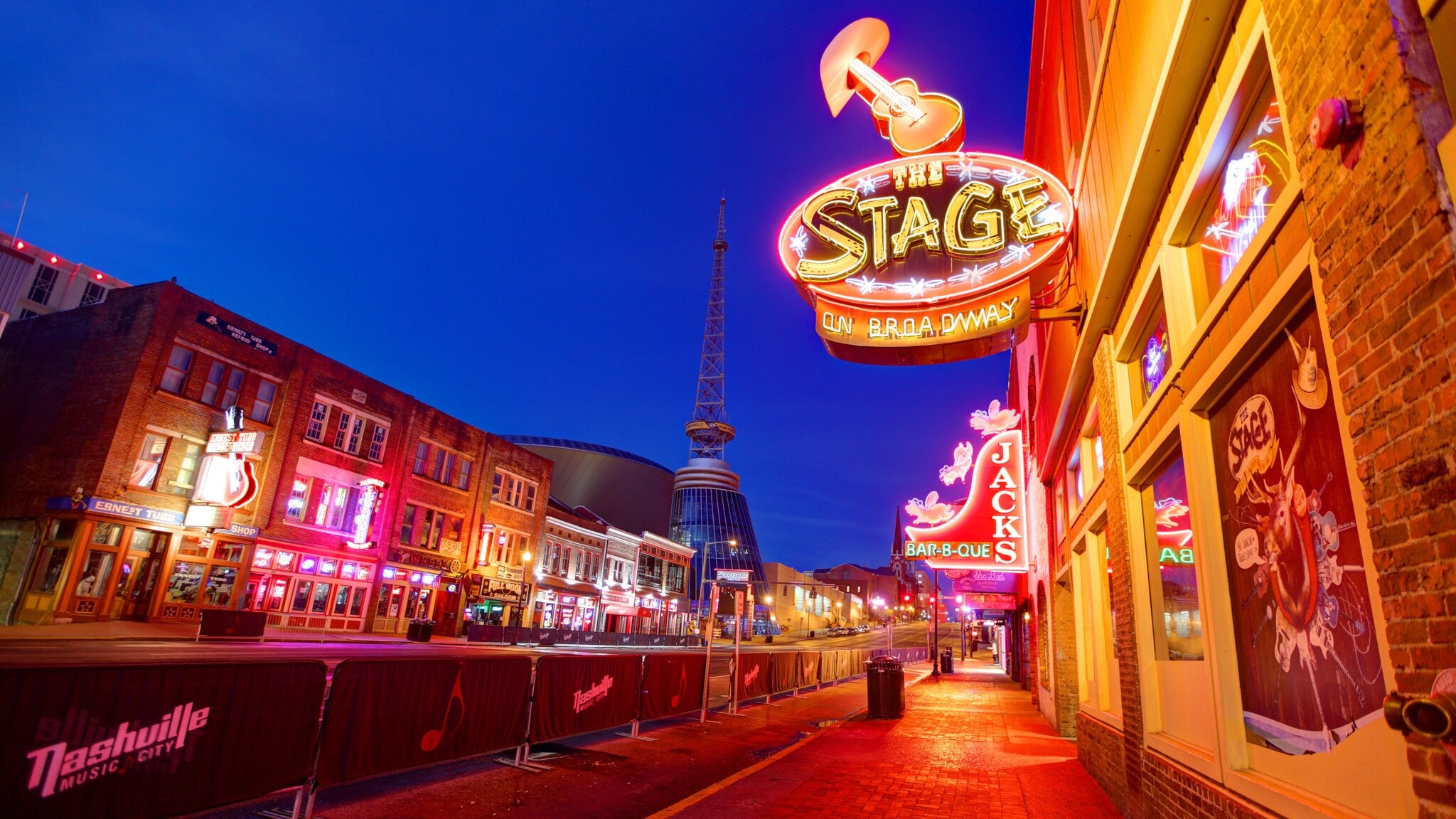 Eine Straße mit beleuchten Bars und Musikclubs bei Nacht. Eine Straße mit beleuchten Bars und Musikclubs bei Nacht.