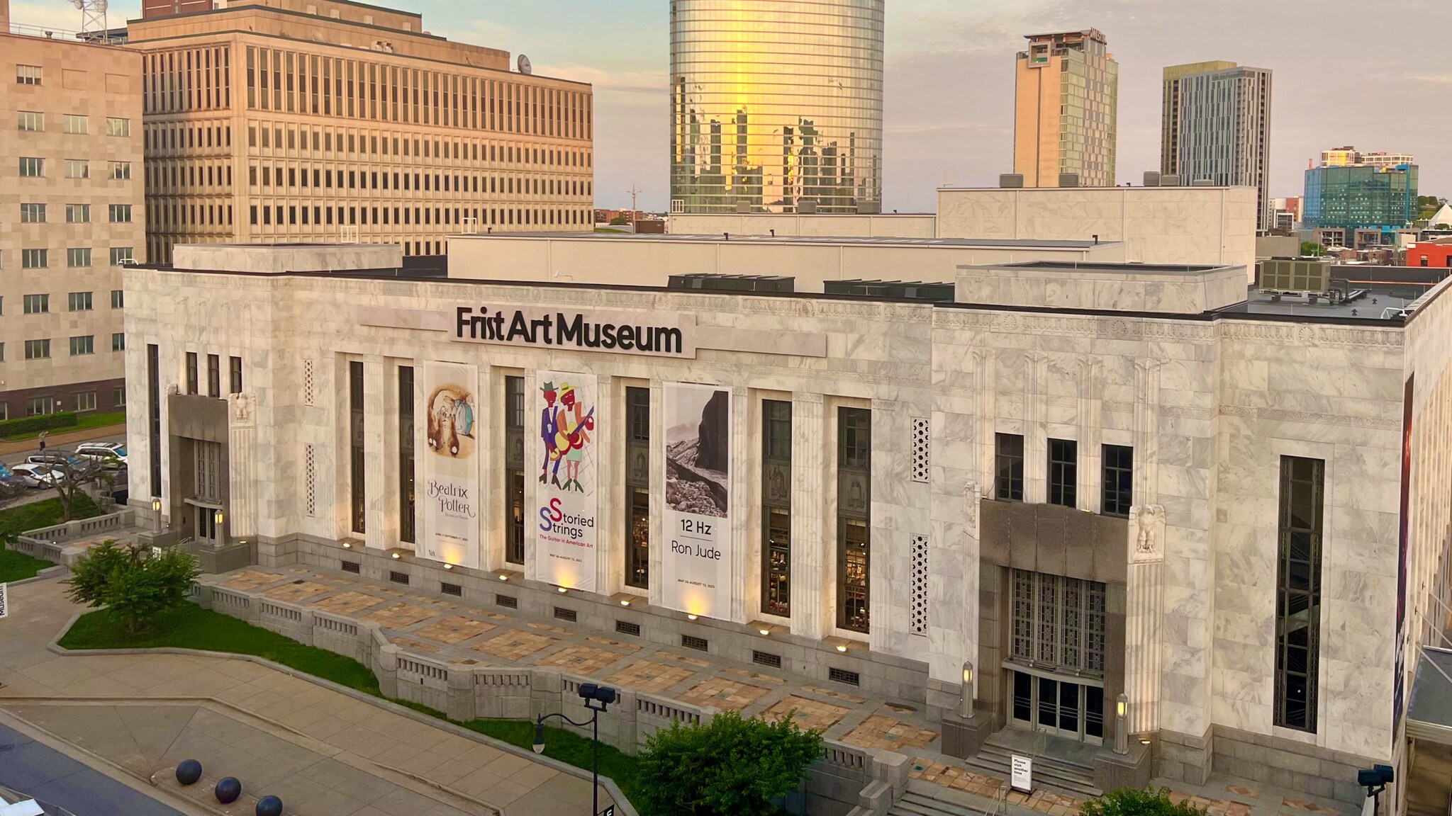 Monumentales Museumsgebäude aus grauem Stein mit der Aufschrift Frist Art Museum im Stadtzentrum.